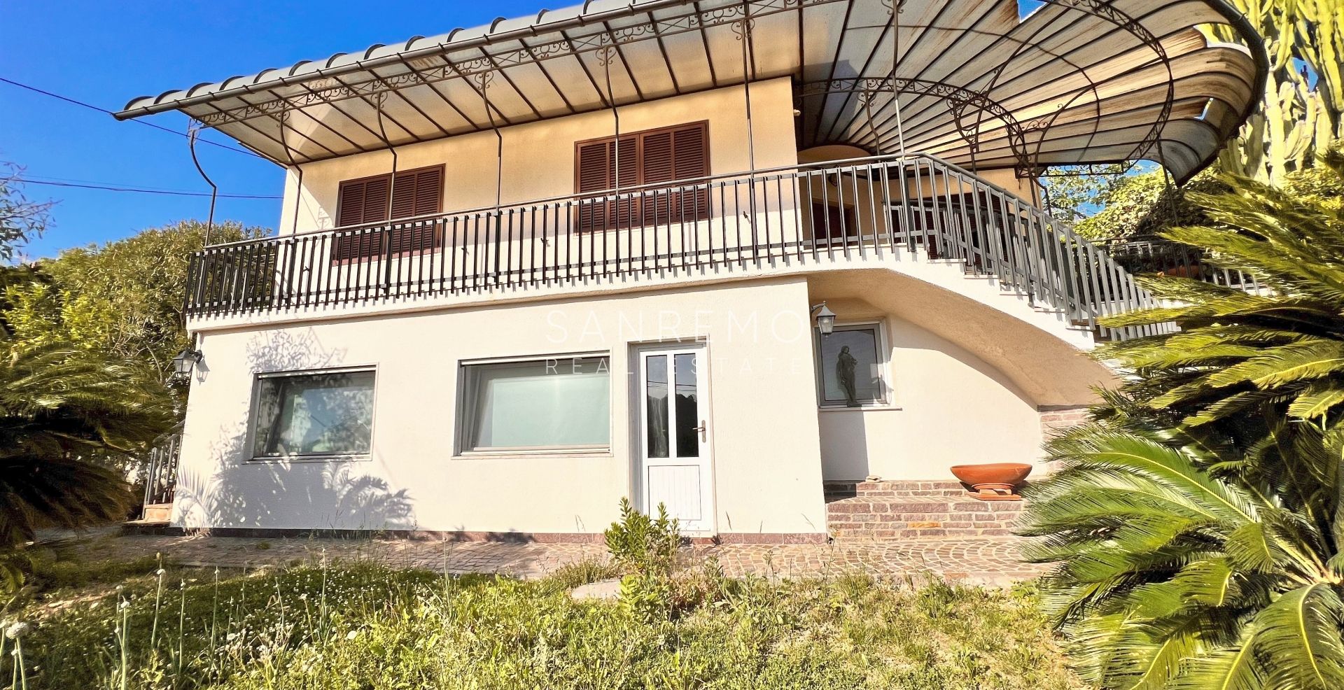 Graziosa villa con piscina sulla prima collina di Sanremo