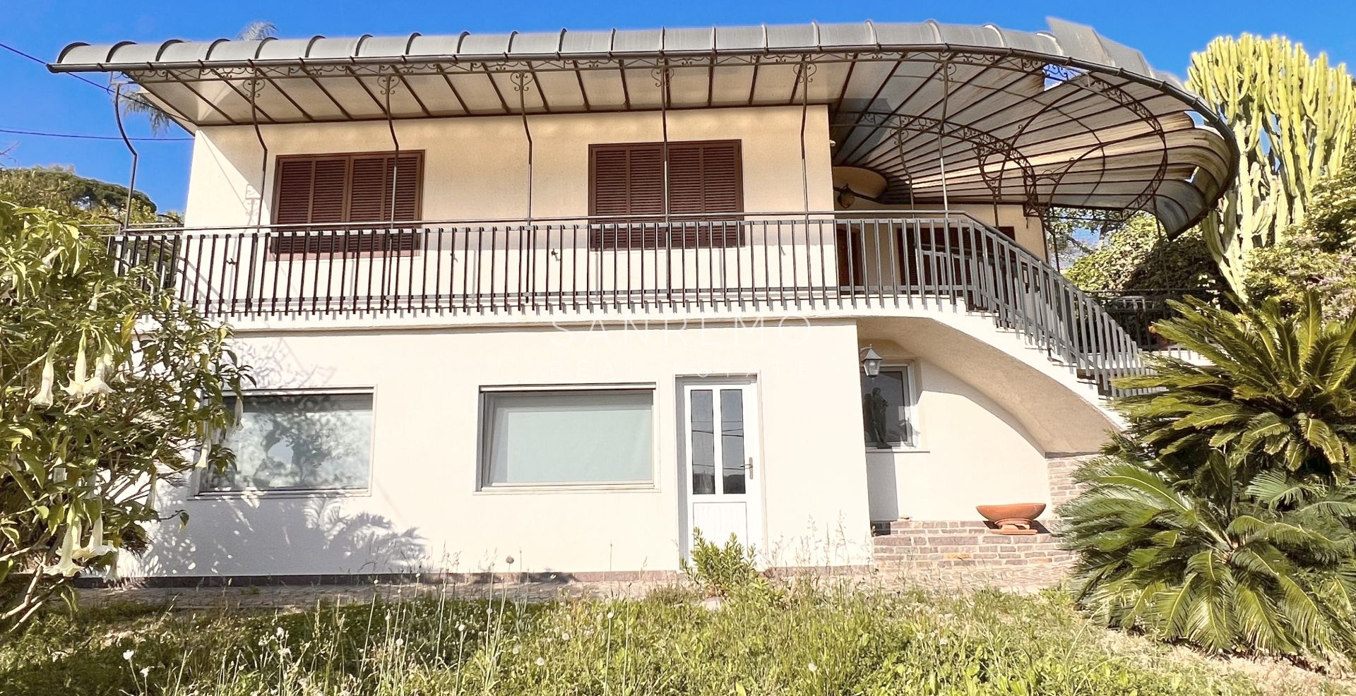 Graziosa villa con piscina sulla prima collina di Sanremo