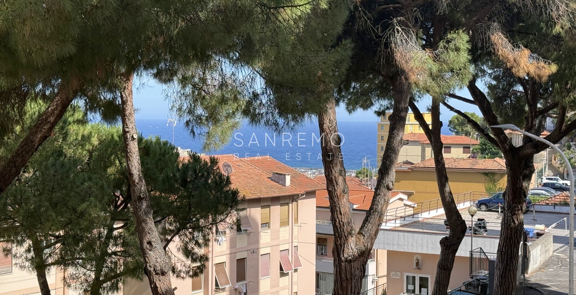 Trilocale con balcone e parziale vista mare in zona Baragallo