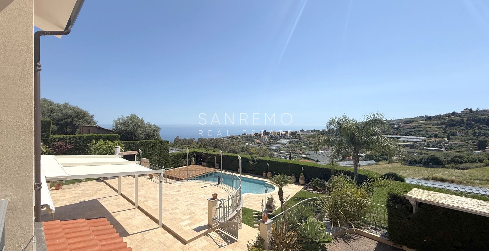 Splendida villa immersa nel verde con piscina e vista mare