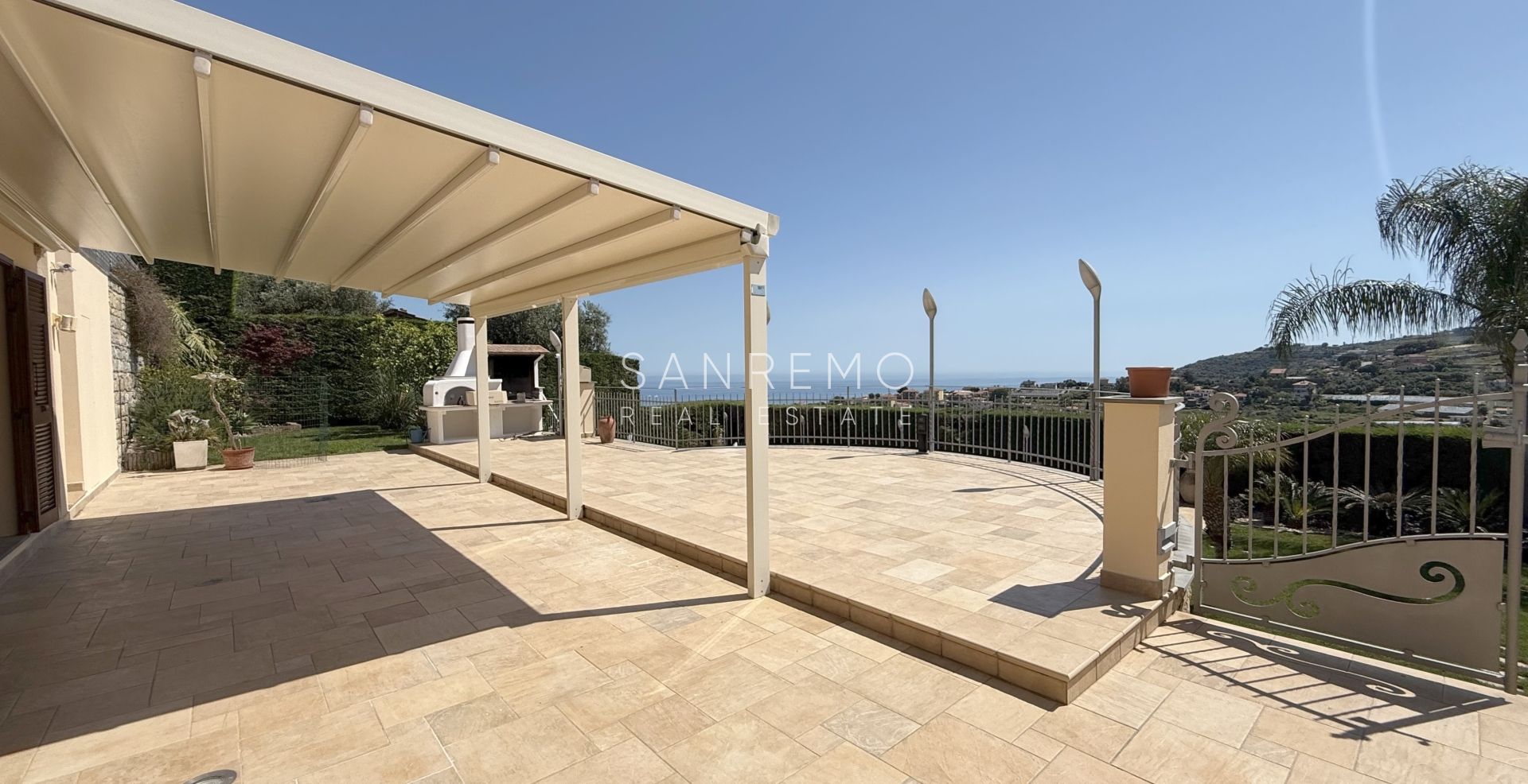 Splendida villa immersa nel verde con piscina e vista mare
