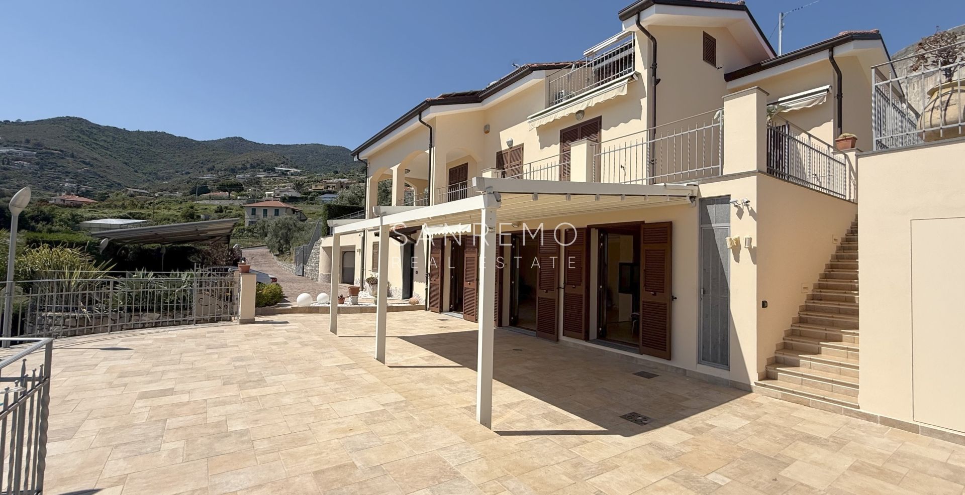 Splendida villa immersa nel verde con piscina e vista mare