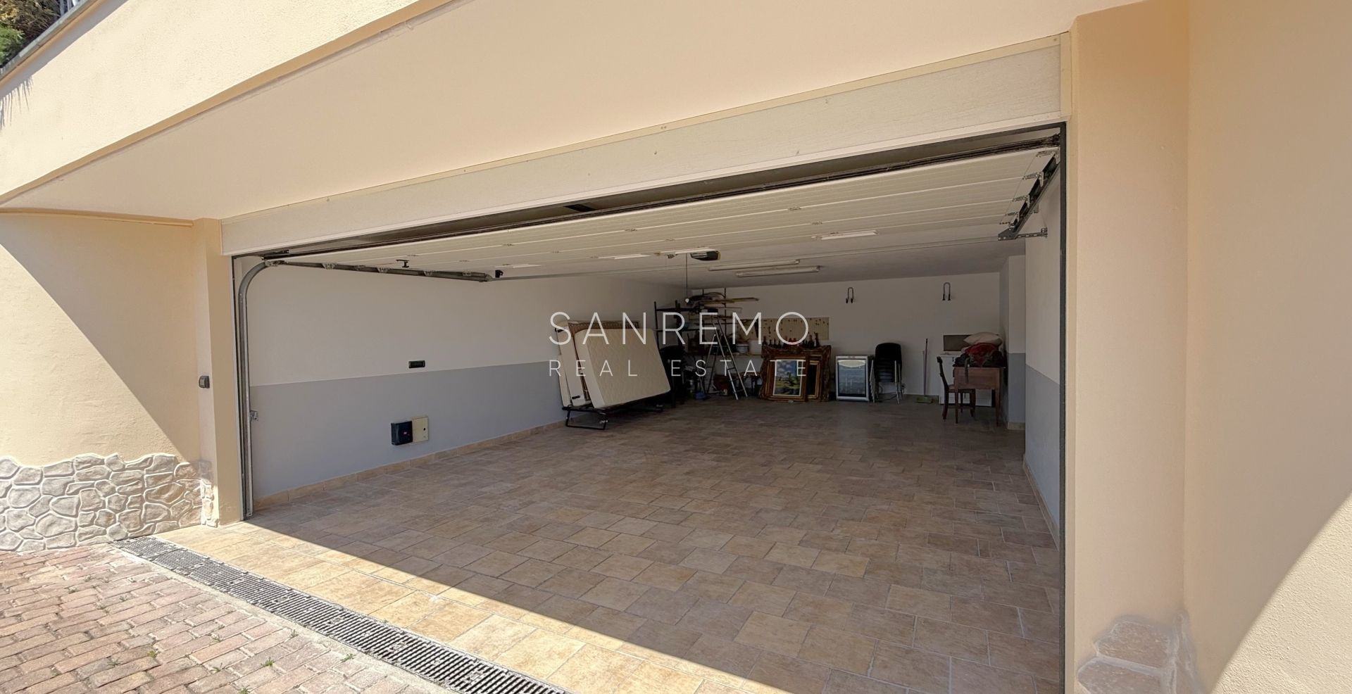 Splendida villa immersa nel verde con piscina e vista mare