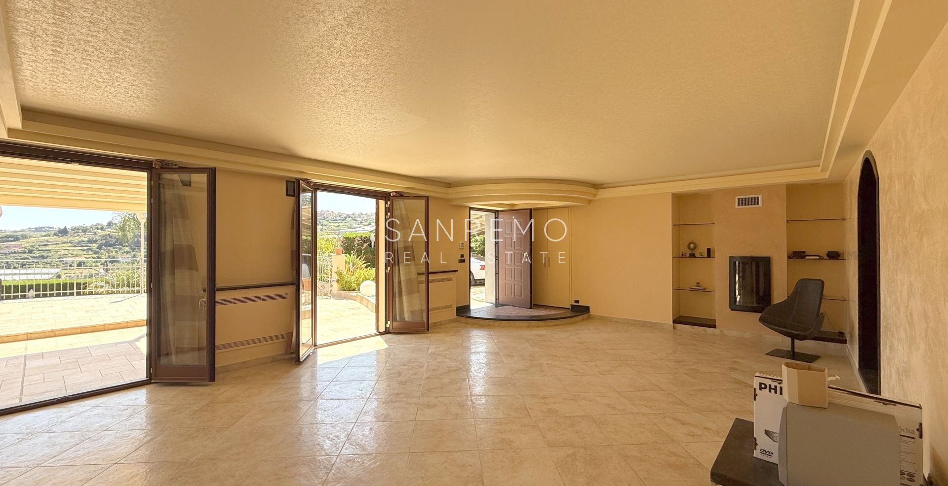 Splendida villa immersa nel verde con piscina e vista mare