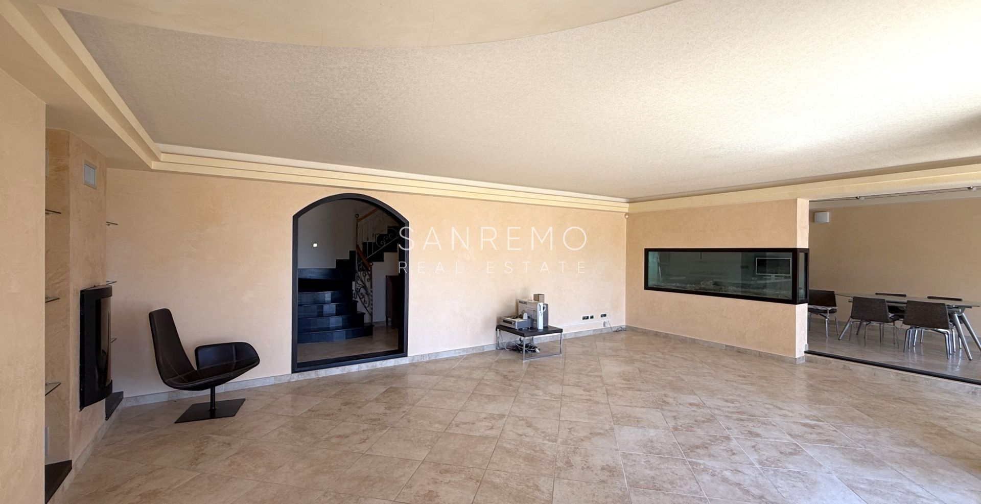 Splendida villa immersa nel verde con piscina e vista mare
