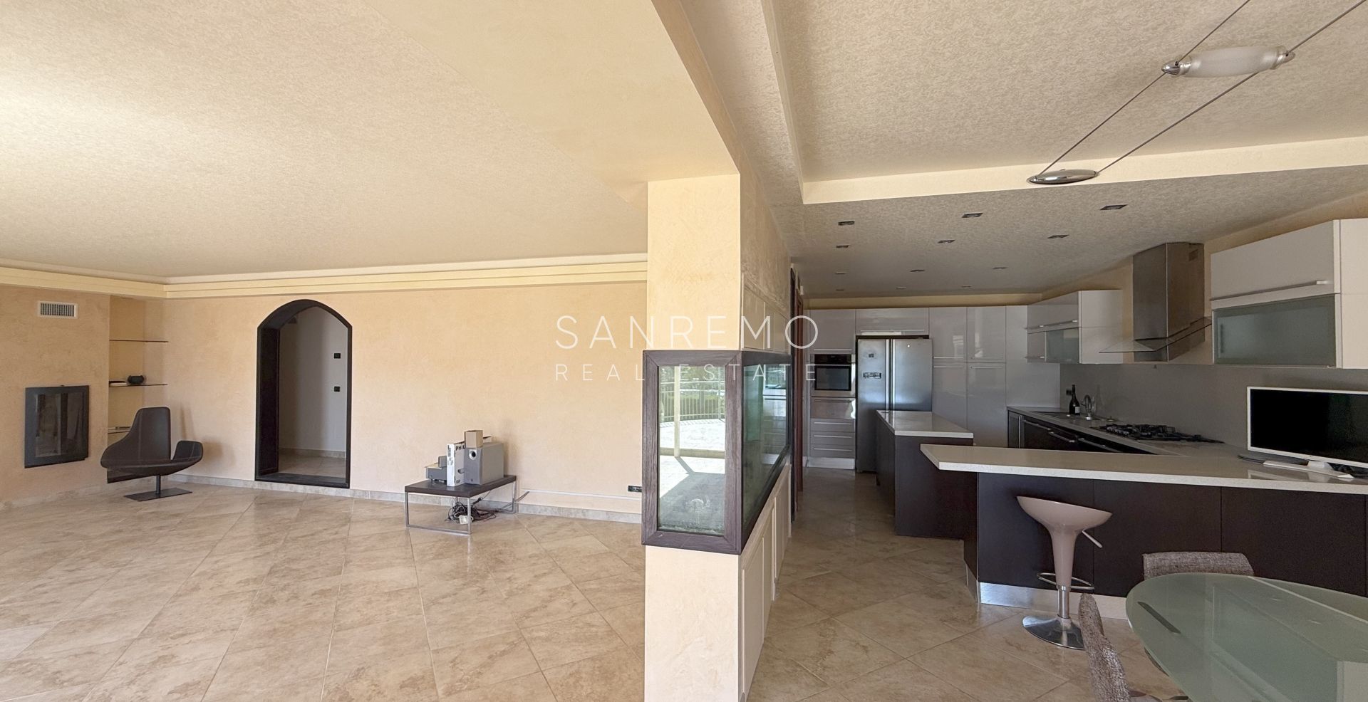 Splendida villa immersa nel verde con piscina e vista mare