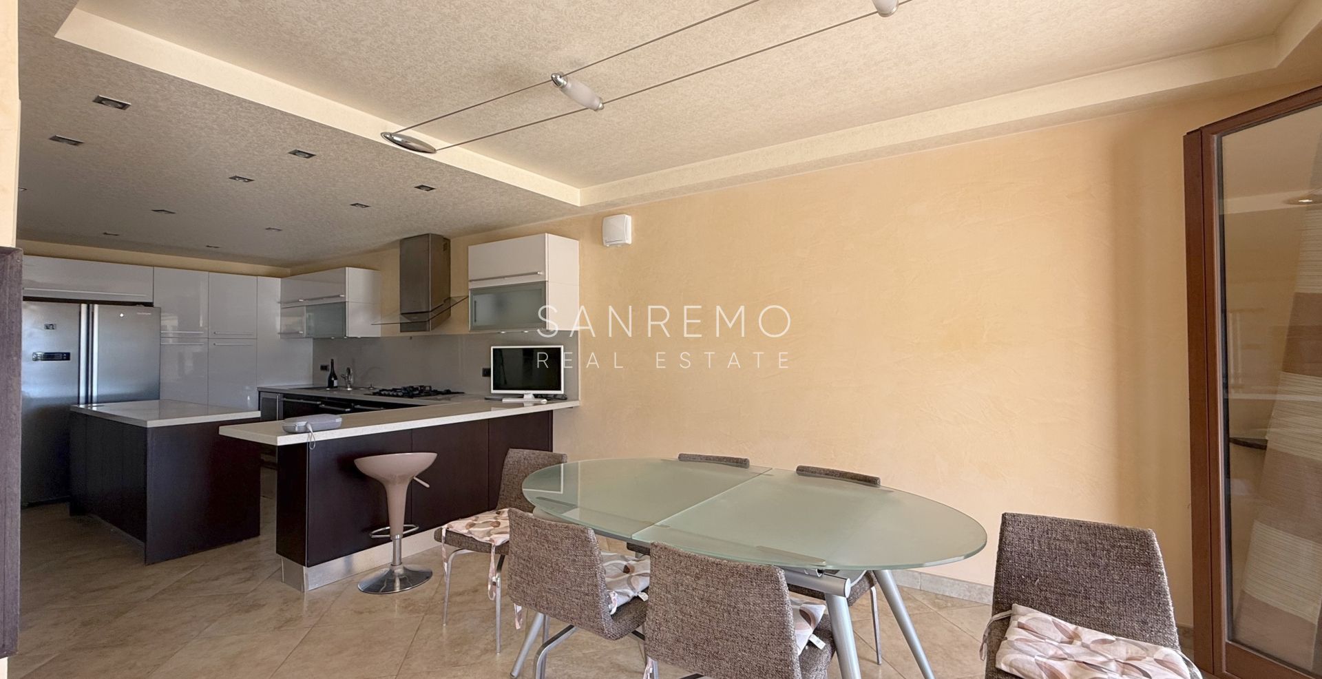 Splendida villa immersa nel verde con piscina e vista mare