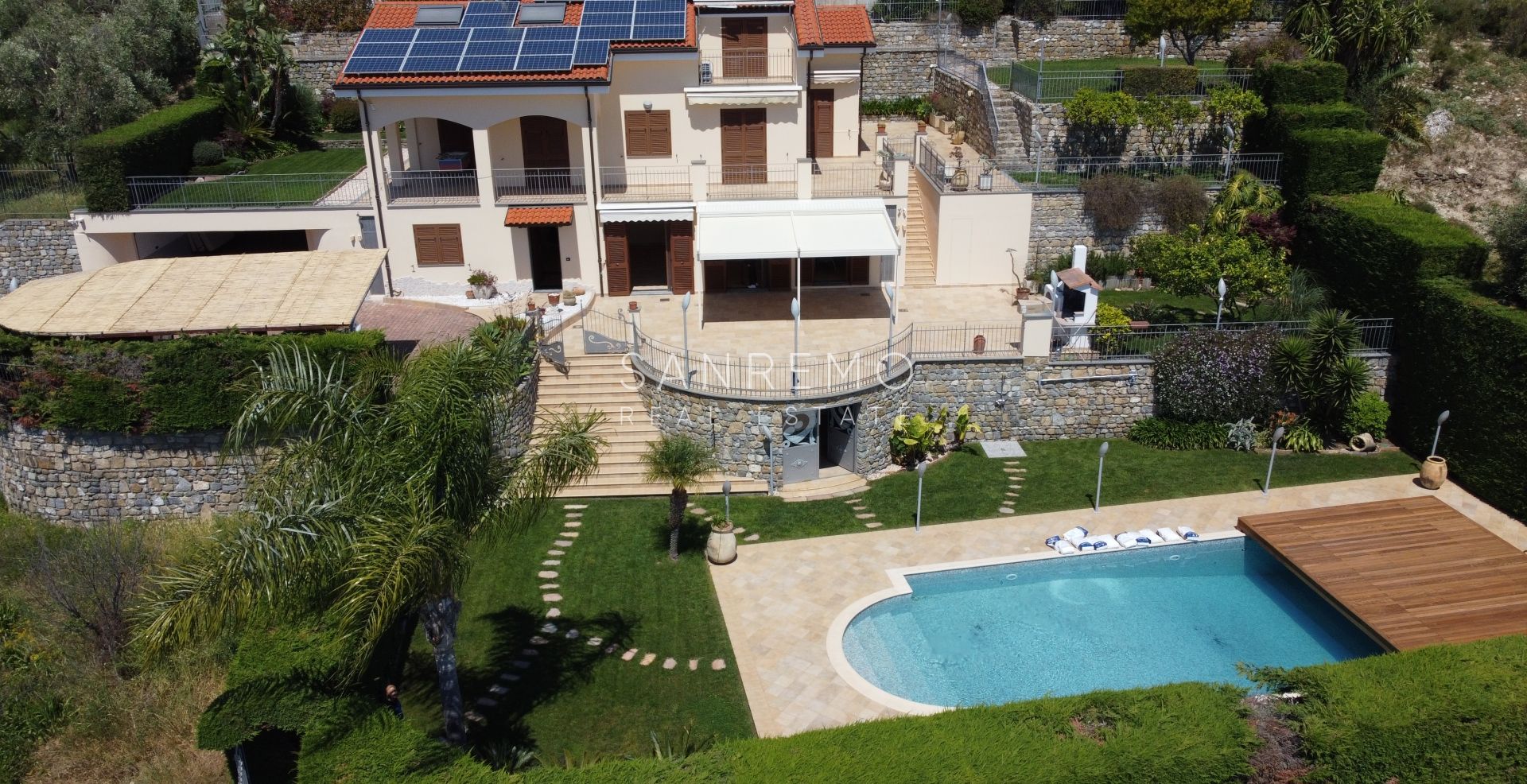 Splendida villa immersa nel verde con piscina e vista mare