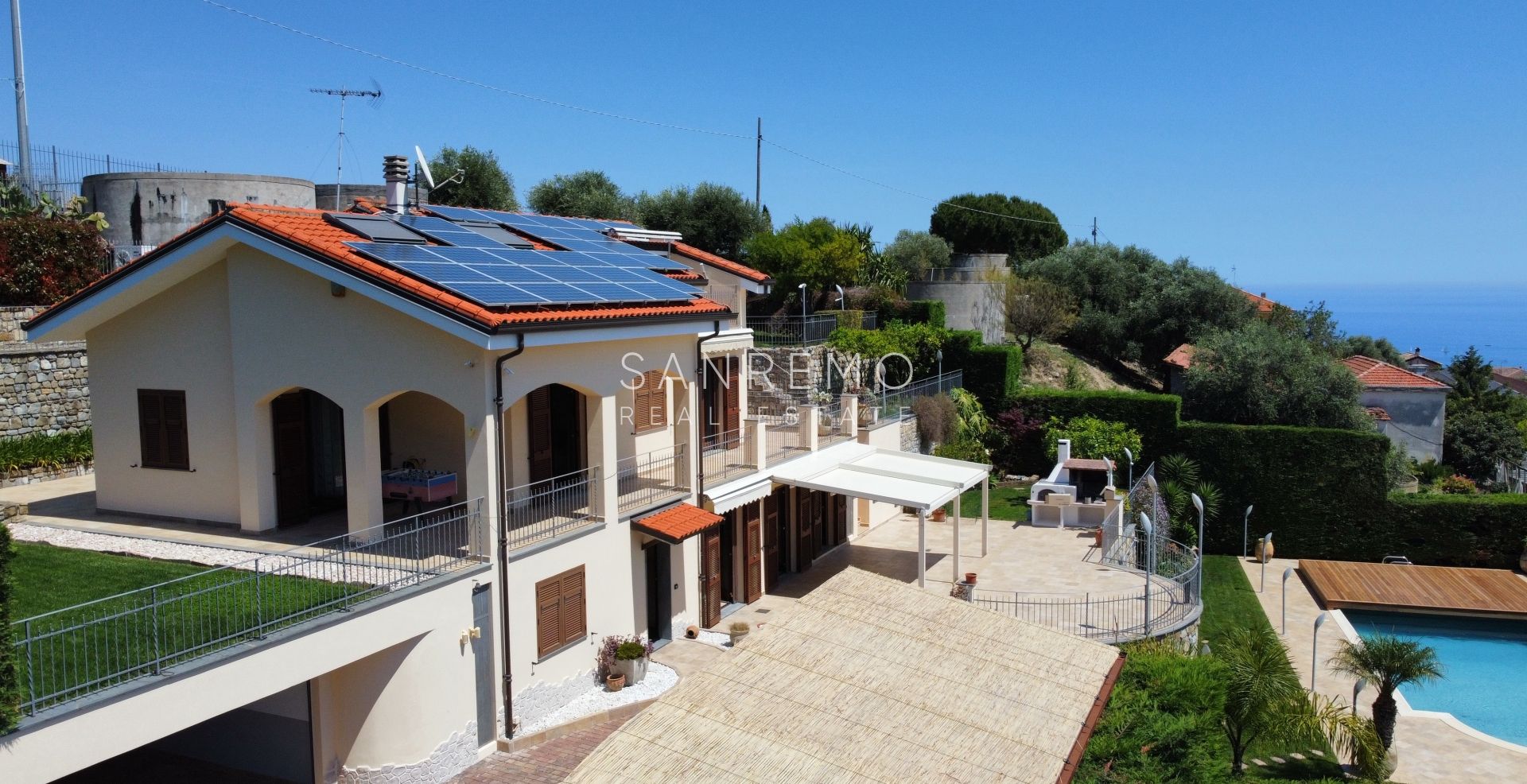 Splendida villa immersa nel verde con piscina e vista mare