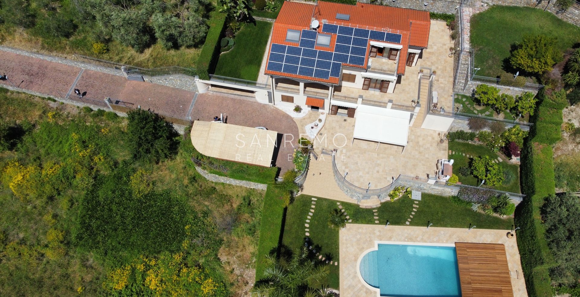 Splendida villa immersa nel verde con piscina e vista mare
