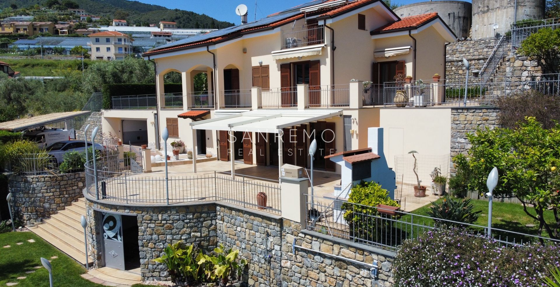 Splendida villa immersa nel verde con piscina e vista mare