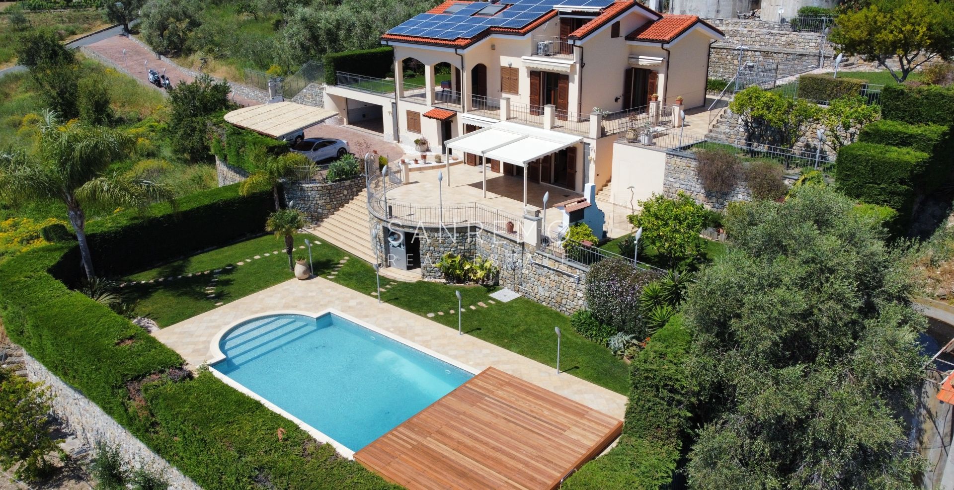 Splendida villa immersa nel verde con piscina e vista mare
