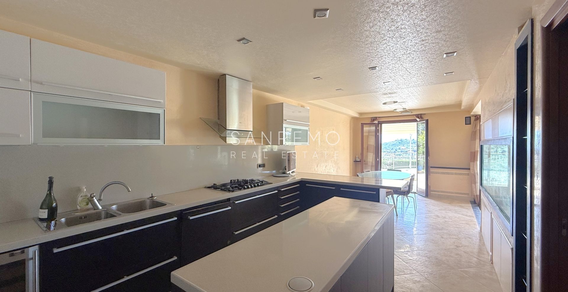 Splendida villa immersa nel verde con piscina e vista mare
