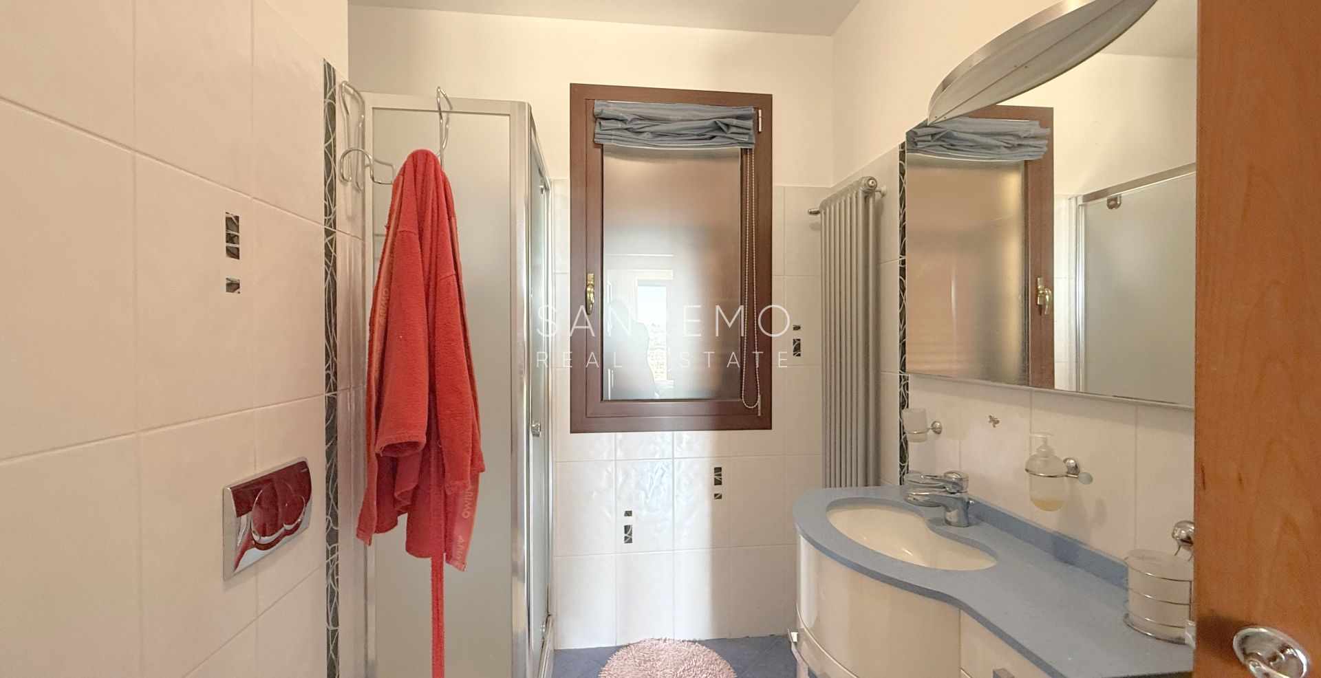 Splendida villa immersa nel verde con piscina e vista mare