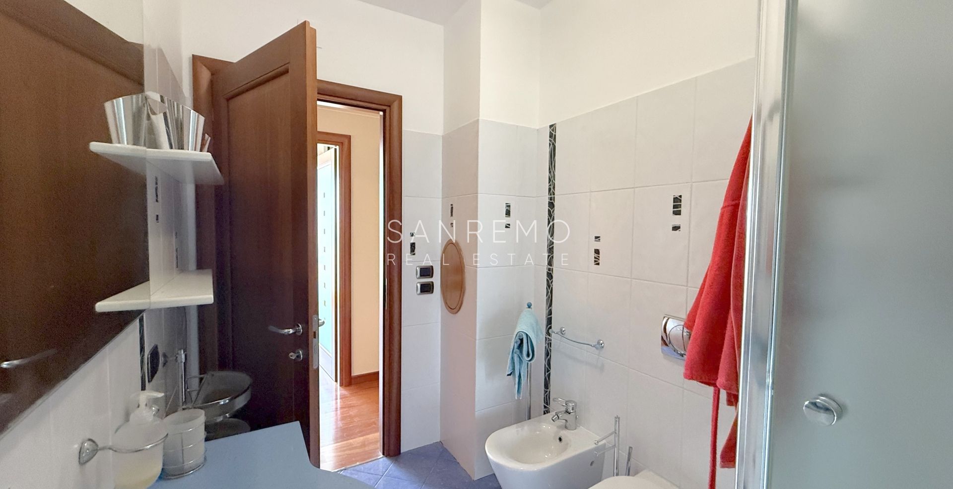Splendida villa immersa nel verde con piscina e vista mare
