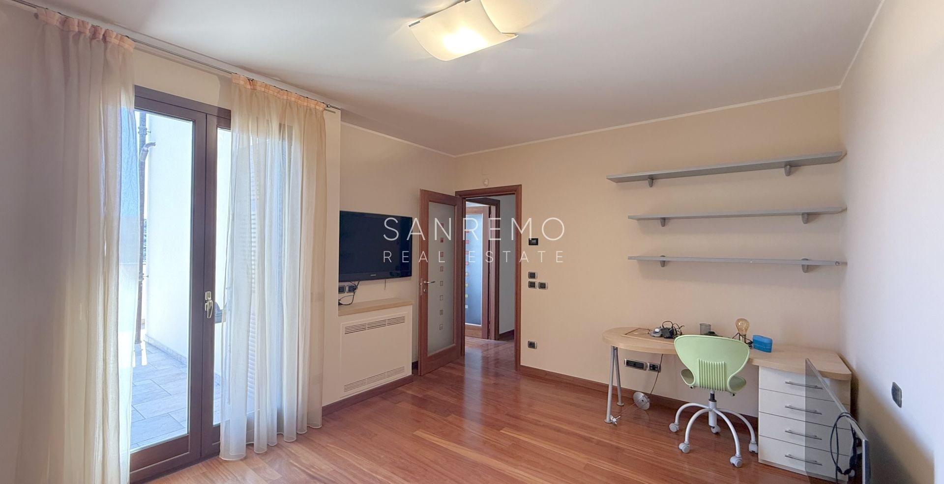 Splendida villa immersa nel verde con piscina e vista mare
