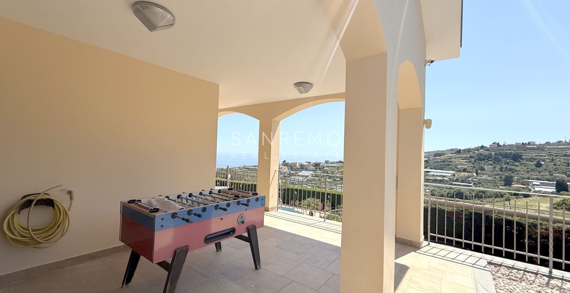Splendida villa immersa nel verde con piscina e vista mare