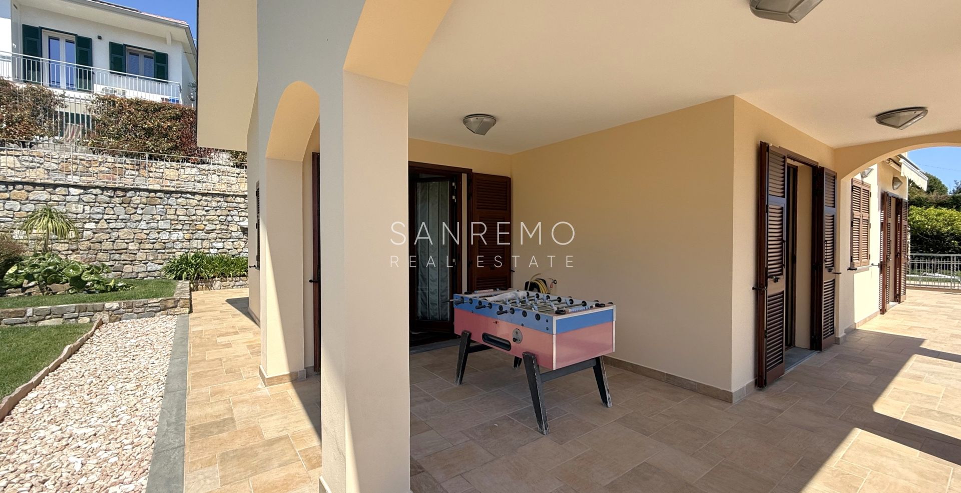 Splendida villa immersa nel verde con piscina e vista mare