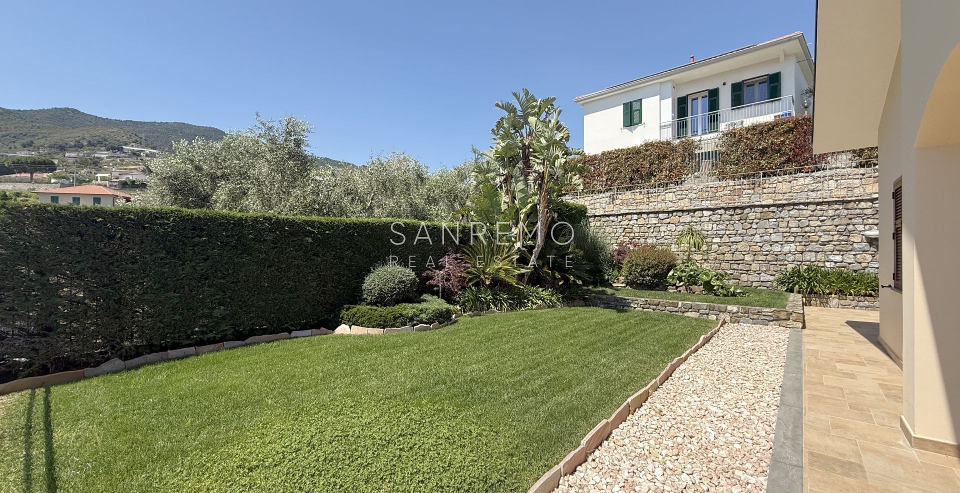 Splendida villa immersa nel verde con piscina e vista mare