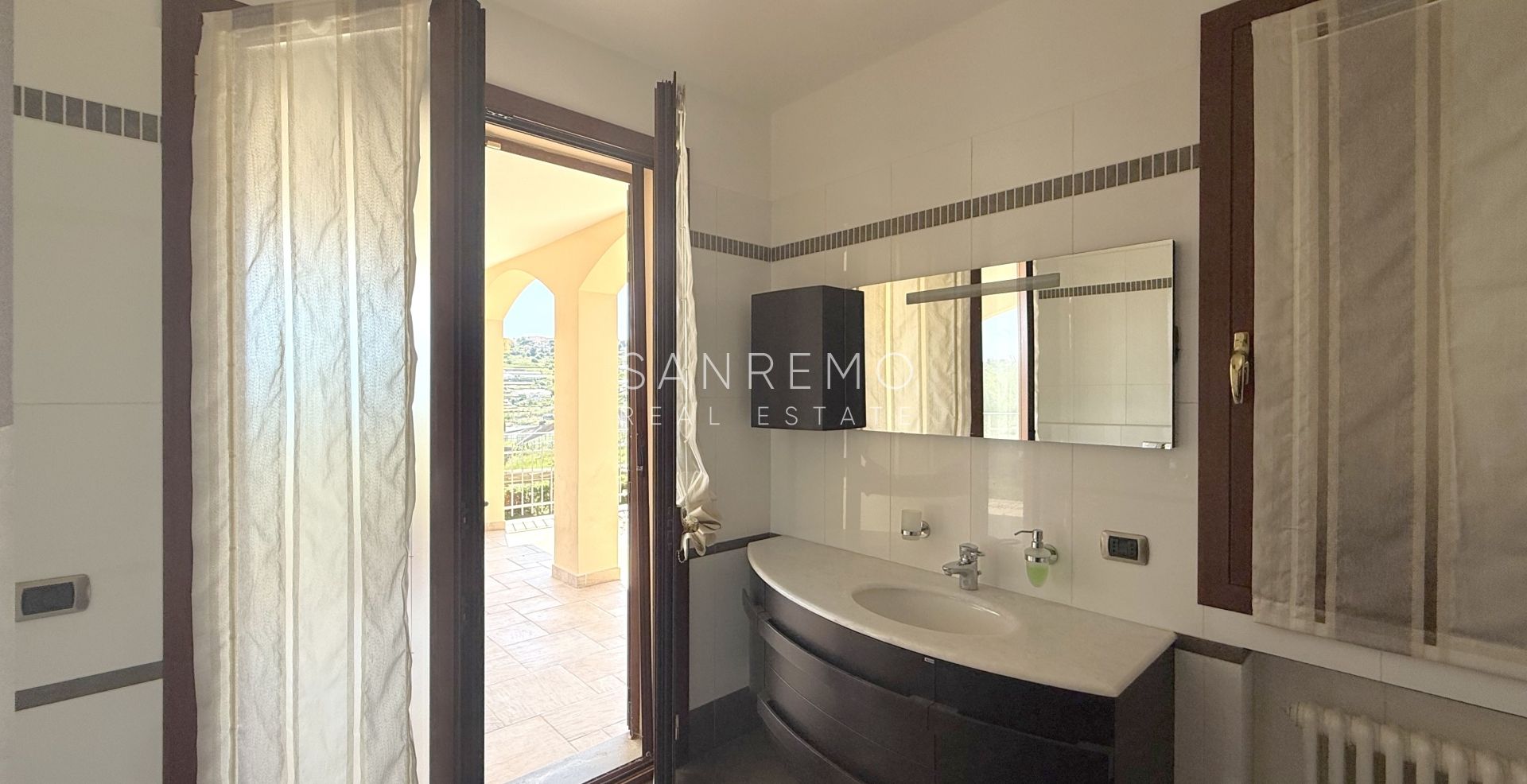 Splendida villa immersa nel verde con piscina e vista mare