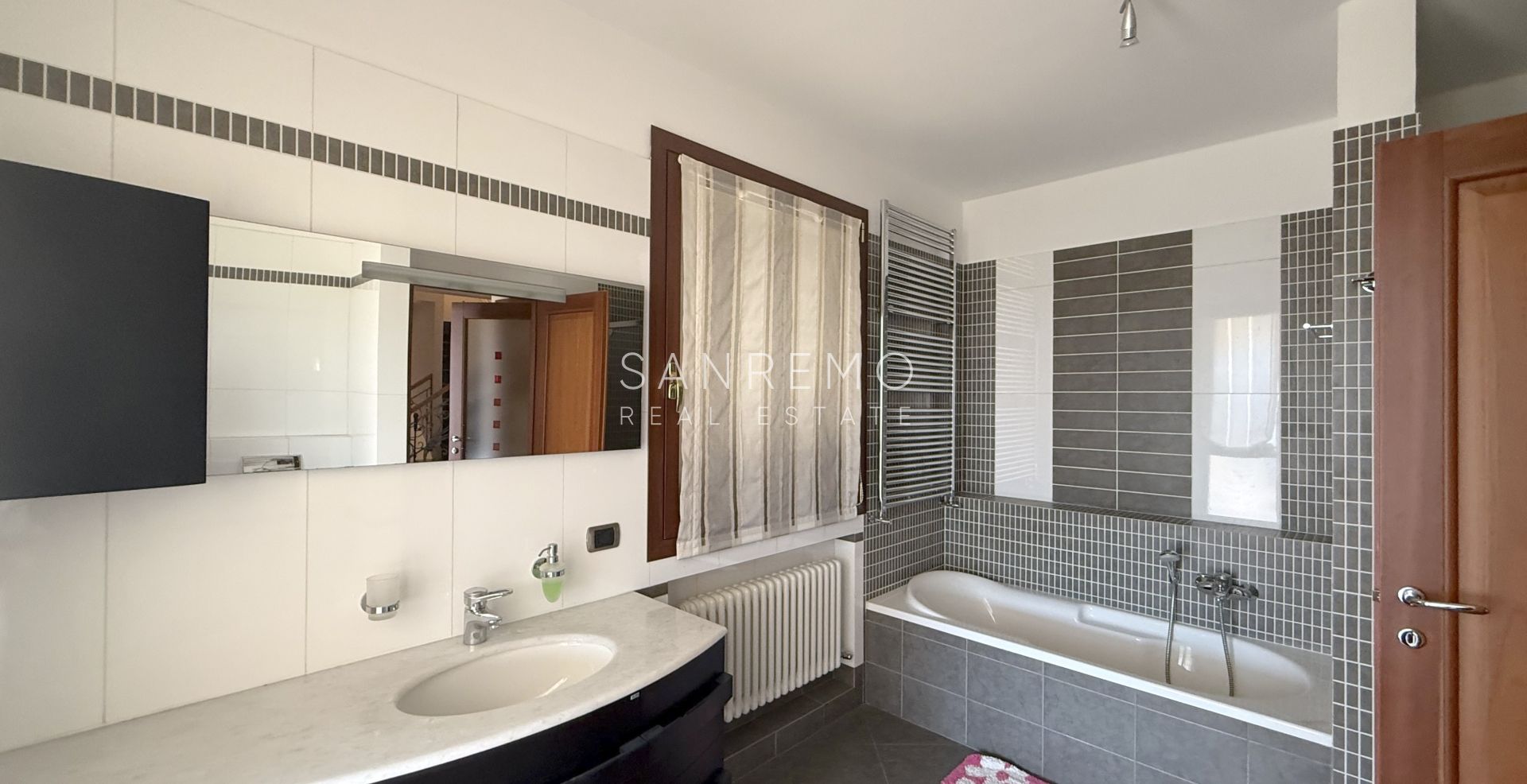Splendida villa immersa nel verde con piscina e vista mare
