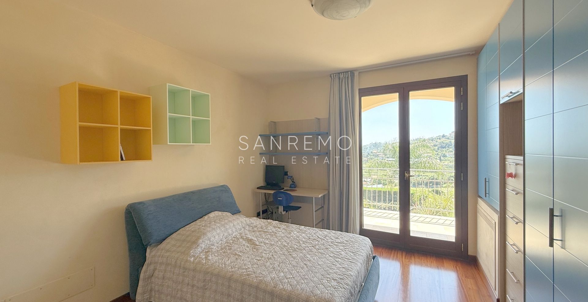 Splendida villa immersa nel verde con piscina e vista mare