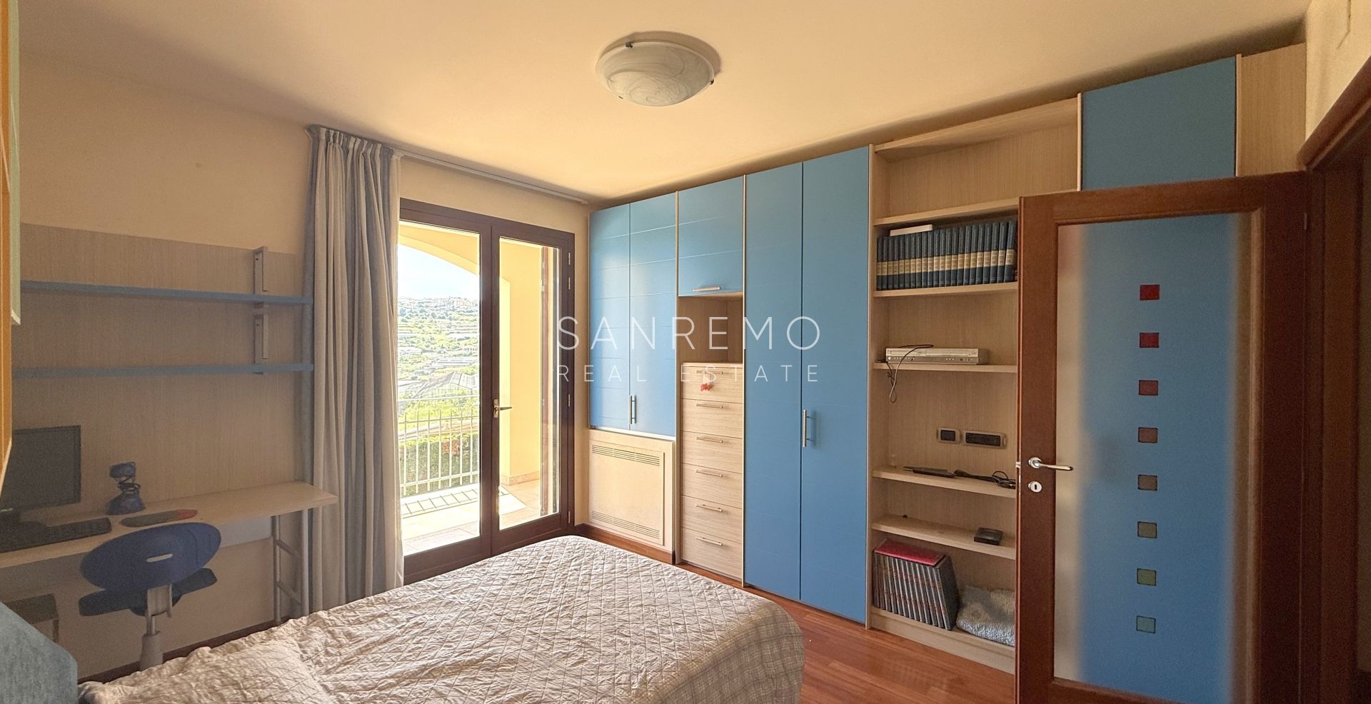 Splendida villa immersa nel verde con piscina e vista mare