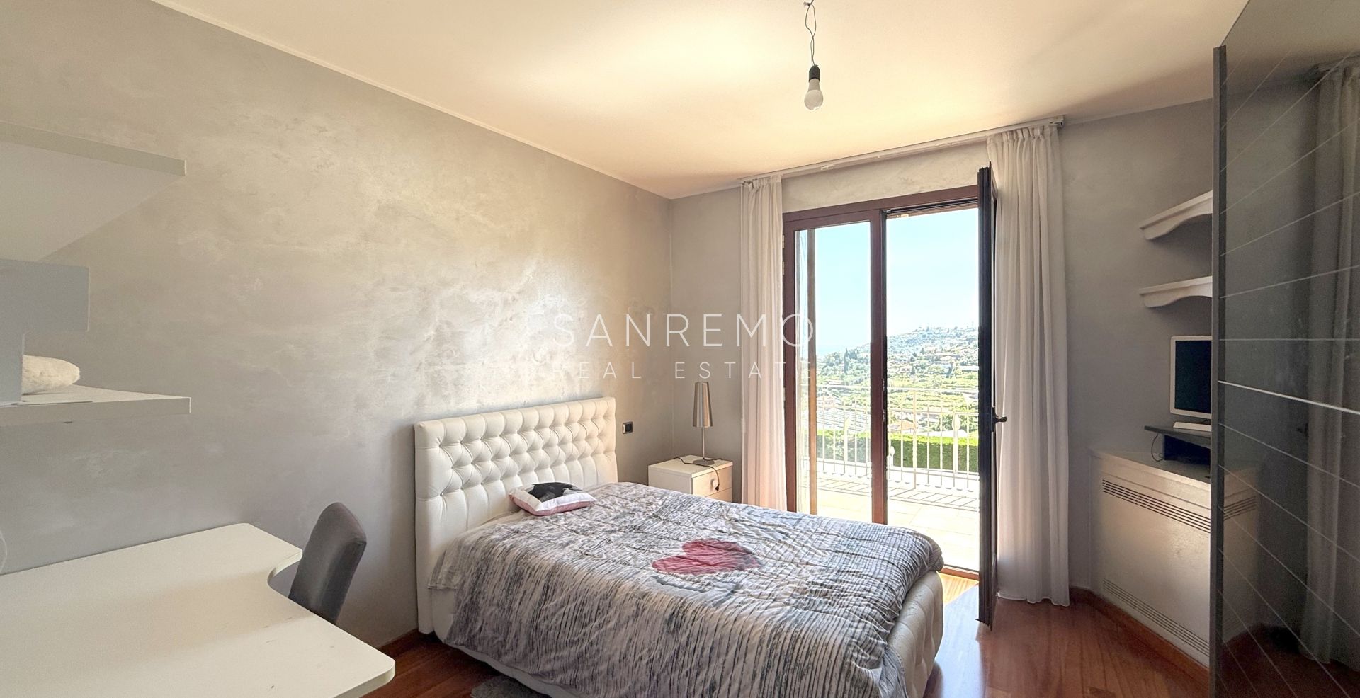 Splendida villa immersa nel verde con piscina e vista mare