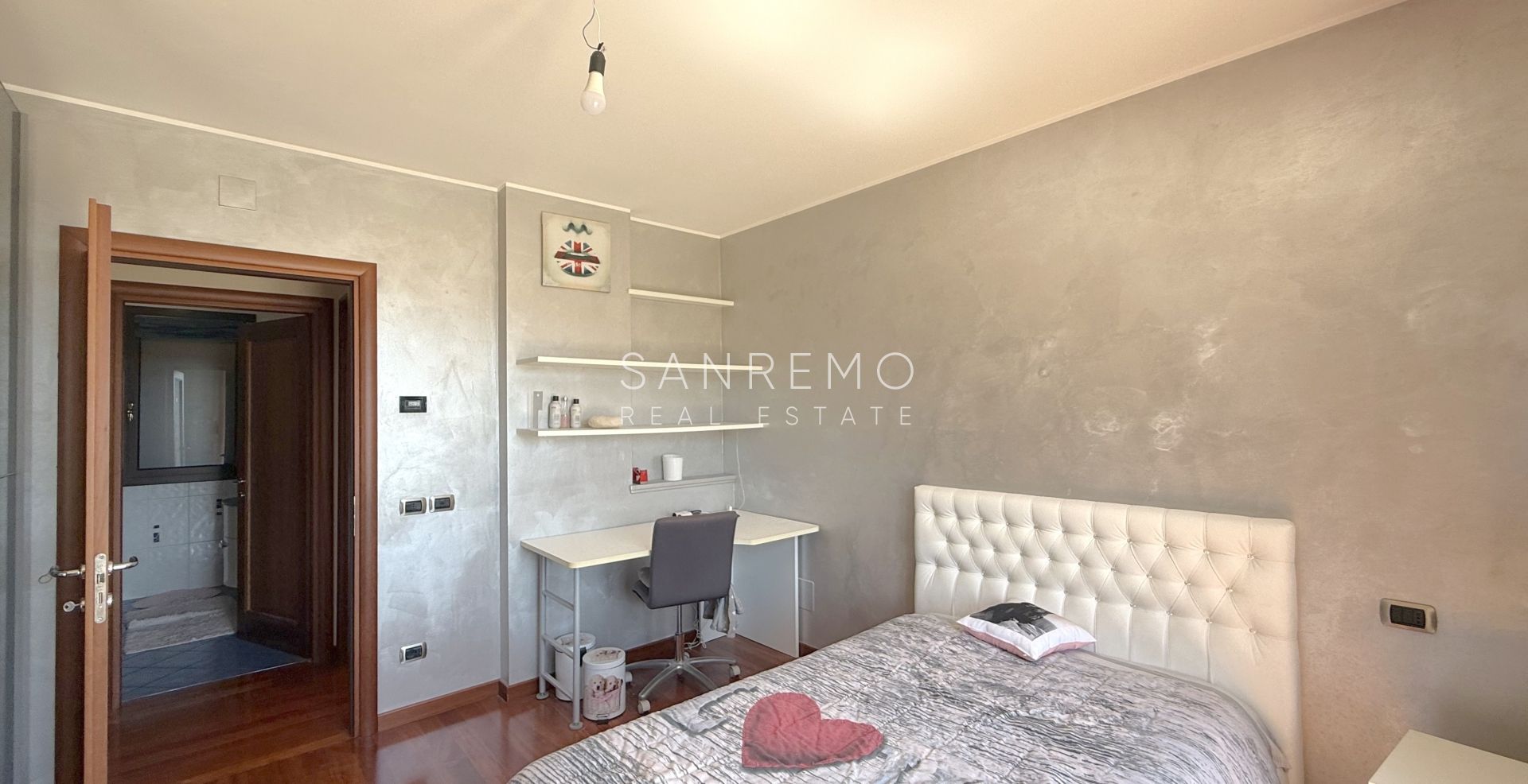 Splendida villa immersa nel verde con piscina e vista mare