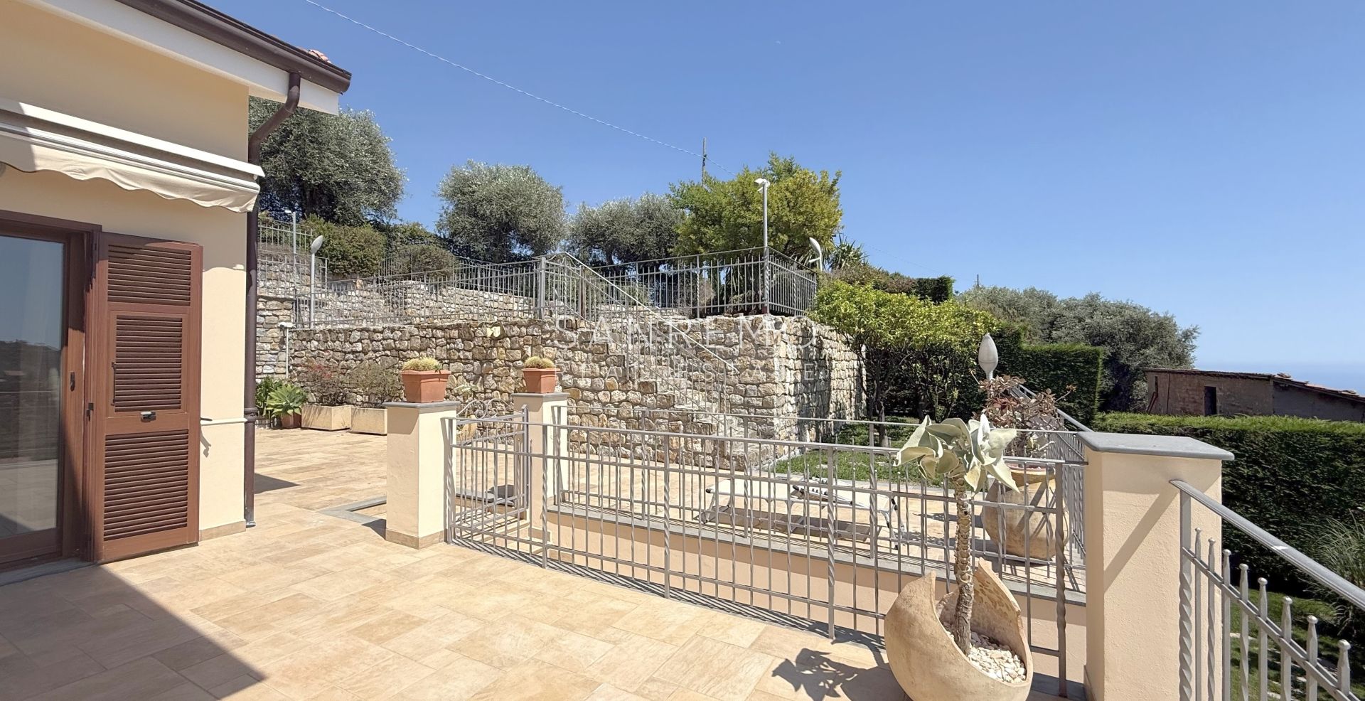 Splendida villa immersa nel verde con piscina e vista mare