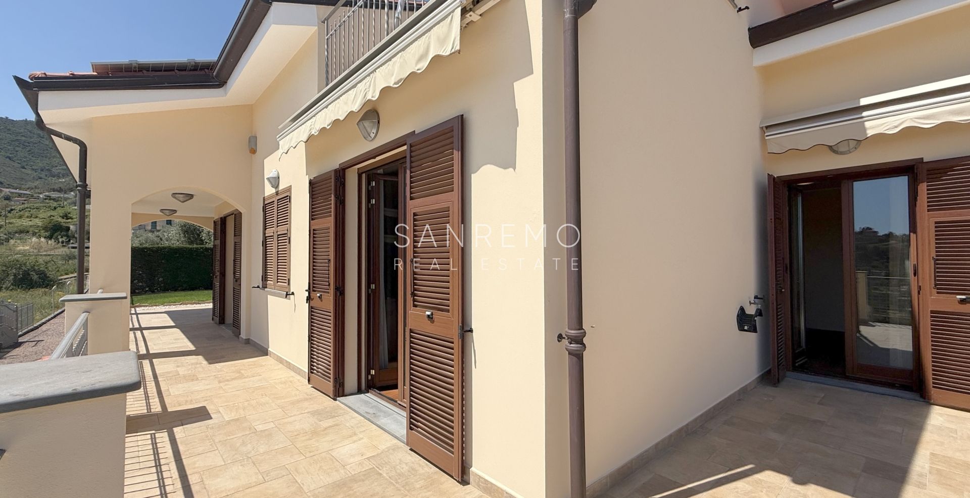Splendida villa immersa nel verde con piscina e vista mare
