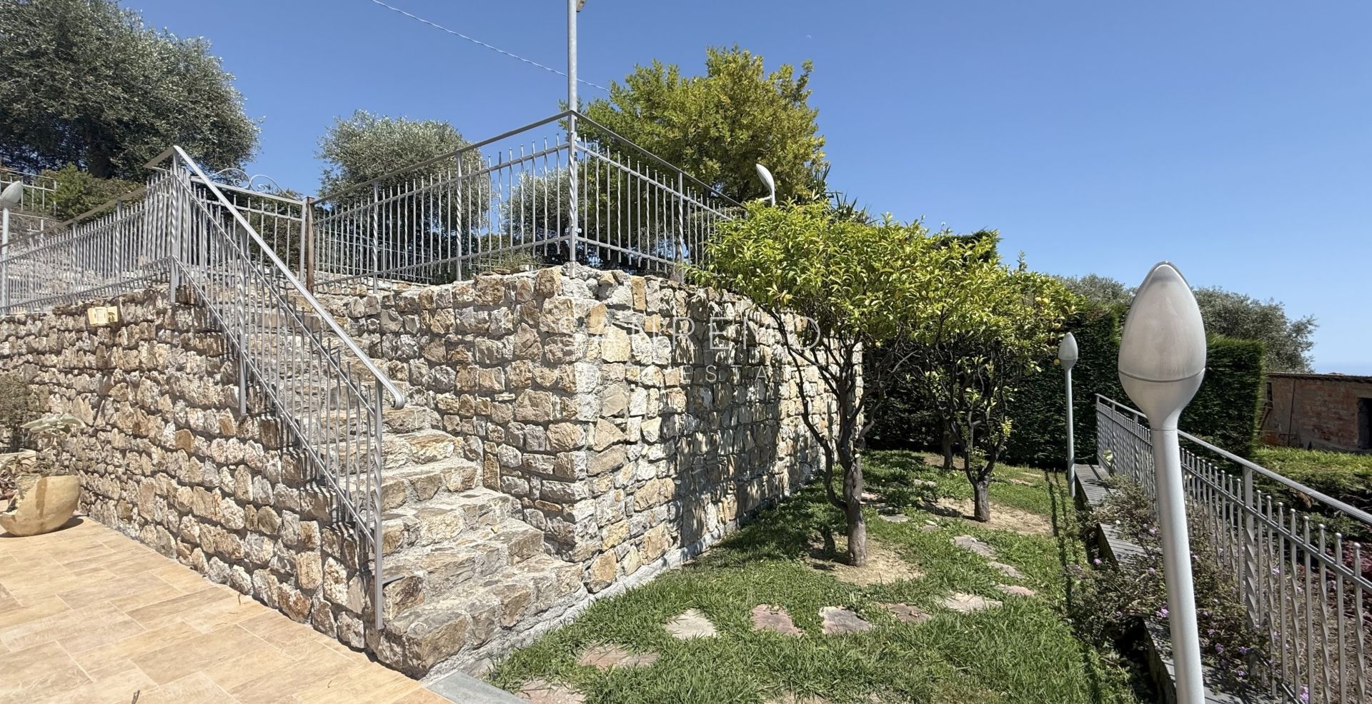 Splendida villa immersa nel verde con piscina e vista mare
