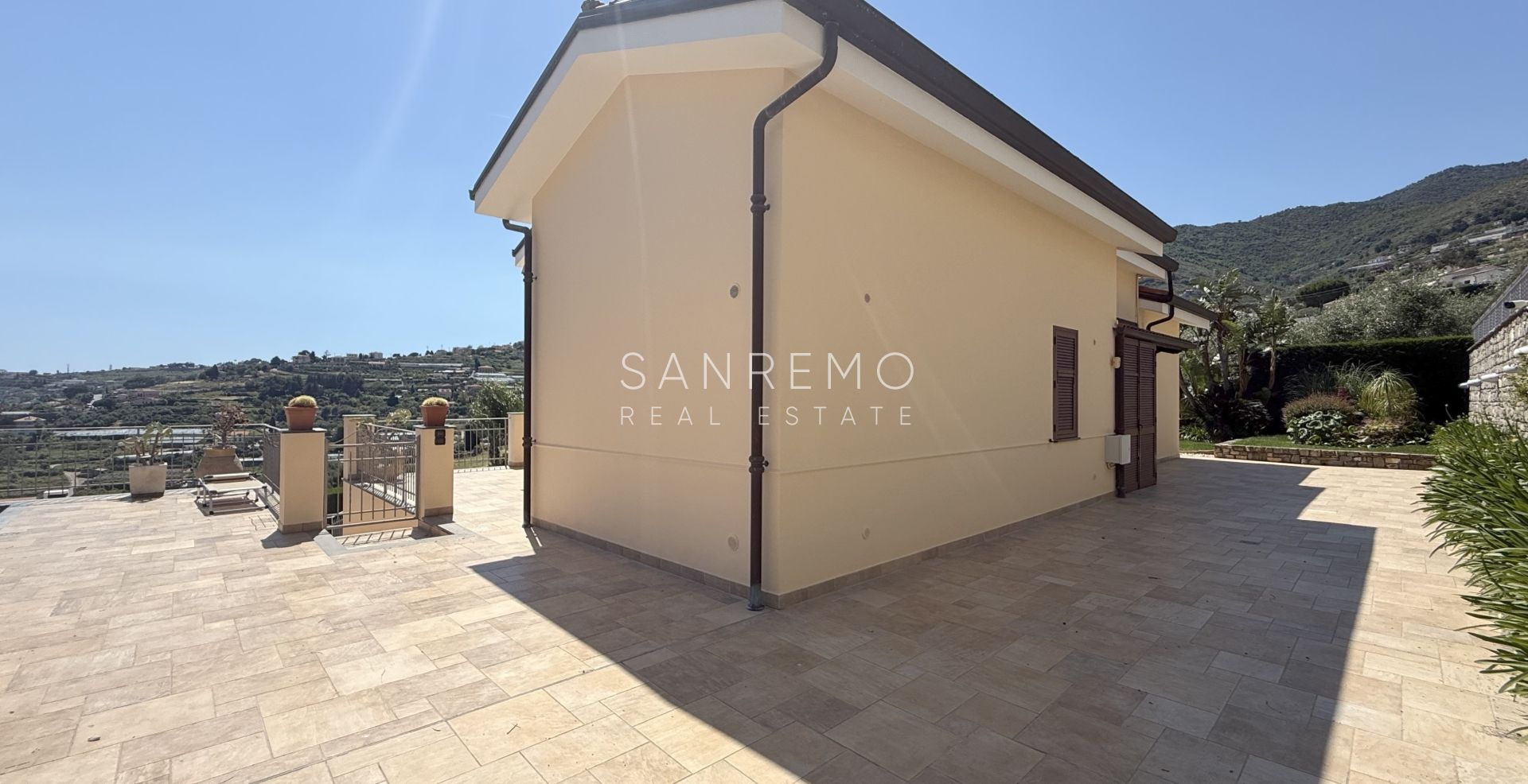 Splendida villa immersa nel verde con piscina e vista mare