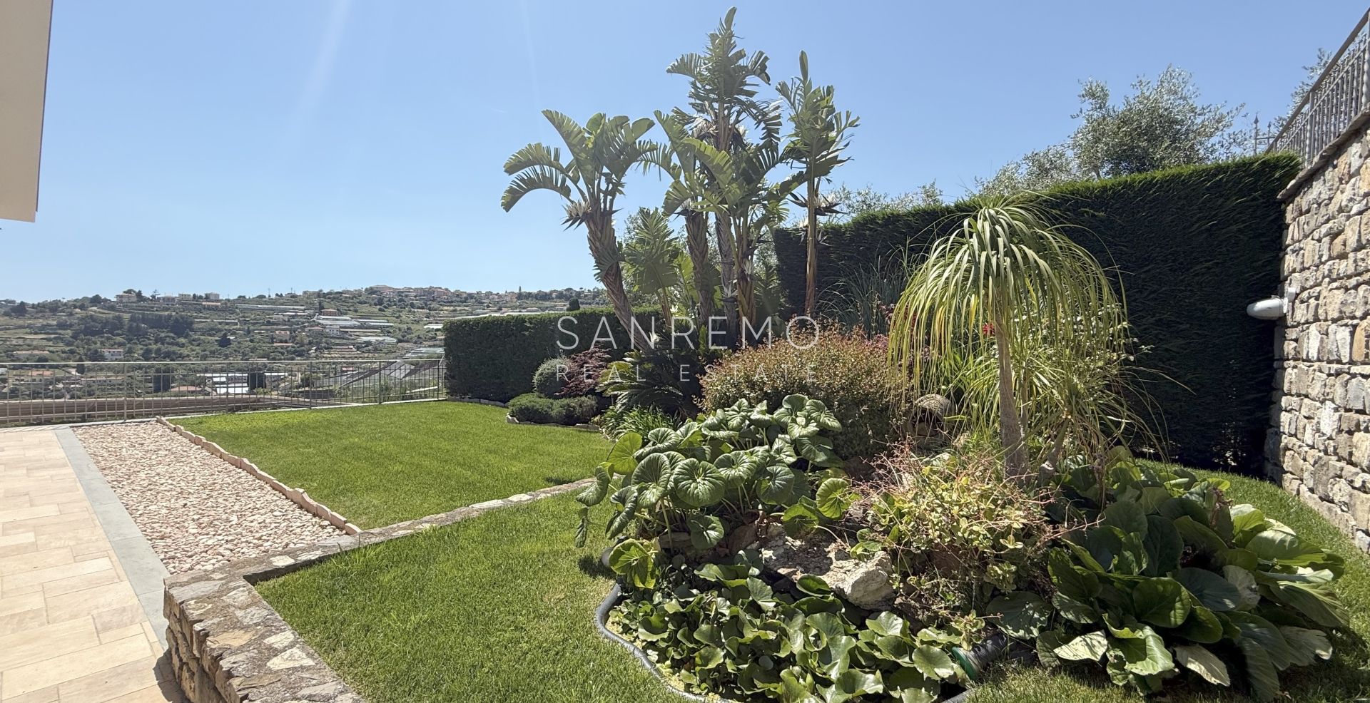 Splendida villa immersa nel verde con piscina e vista mare