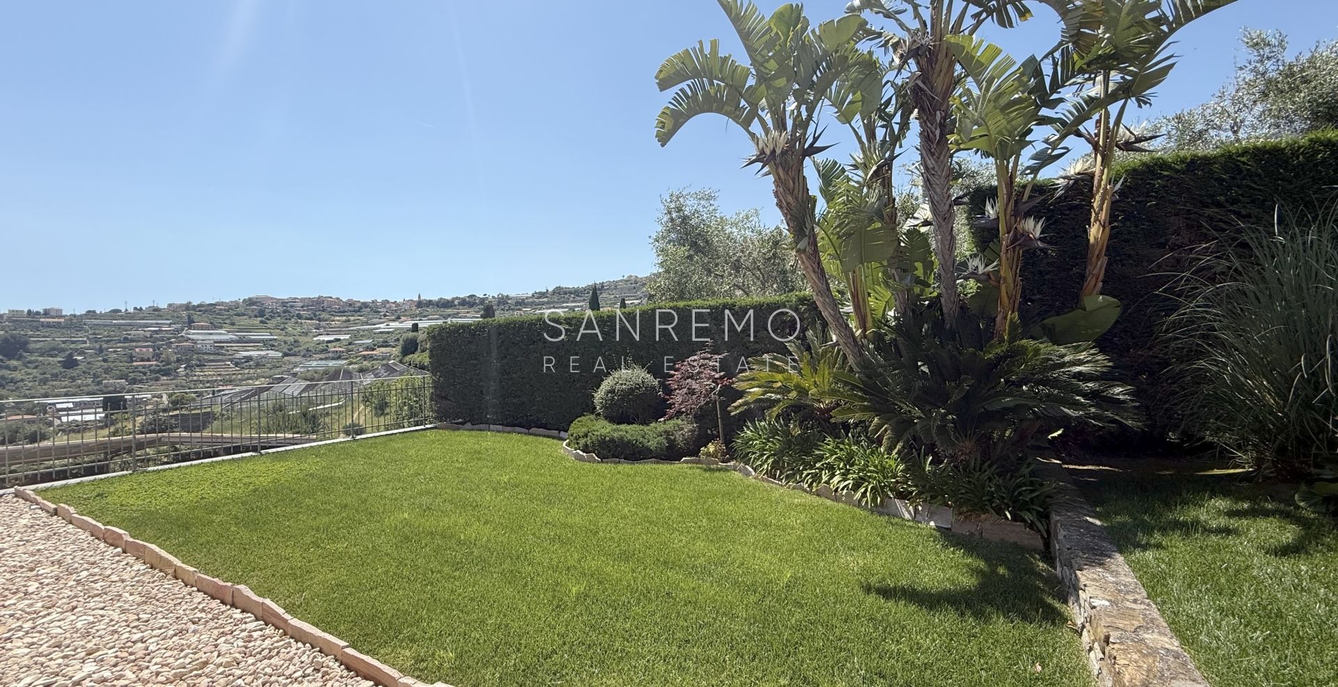 Splendida villa immersa nel verde con piscina e vista mare