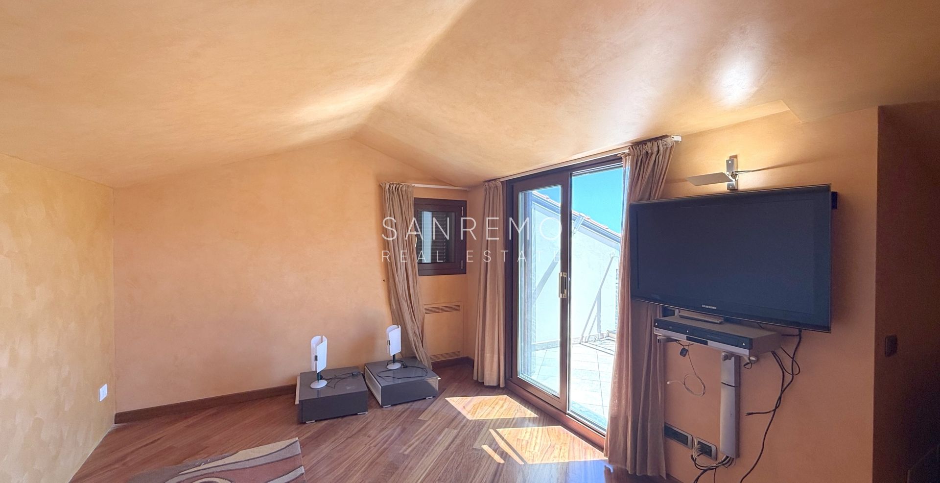 Splendida villa immersa nel verde con piscina e vista mare