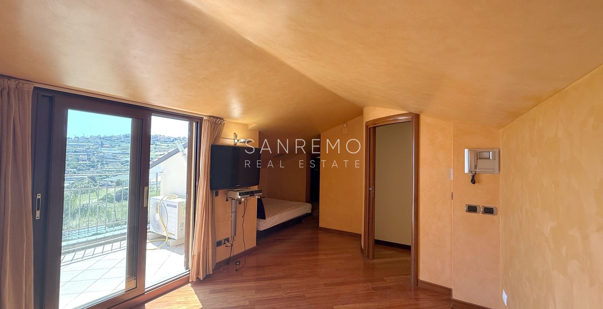 Splendida villa immersa nel verde con piscina e vista mare