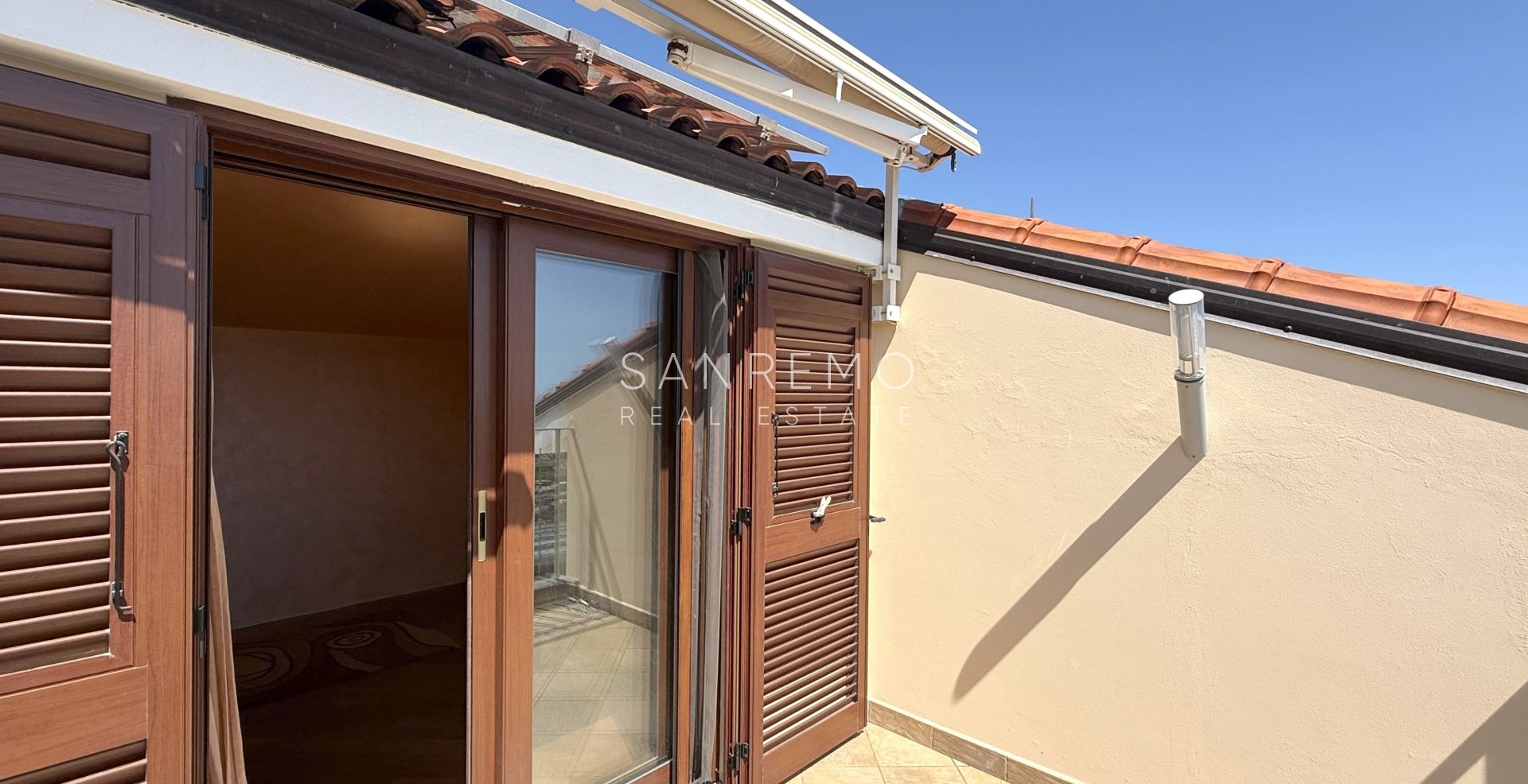 Splendida villa immersa nel verde con piscina e vista mare