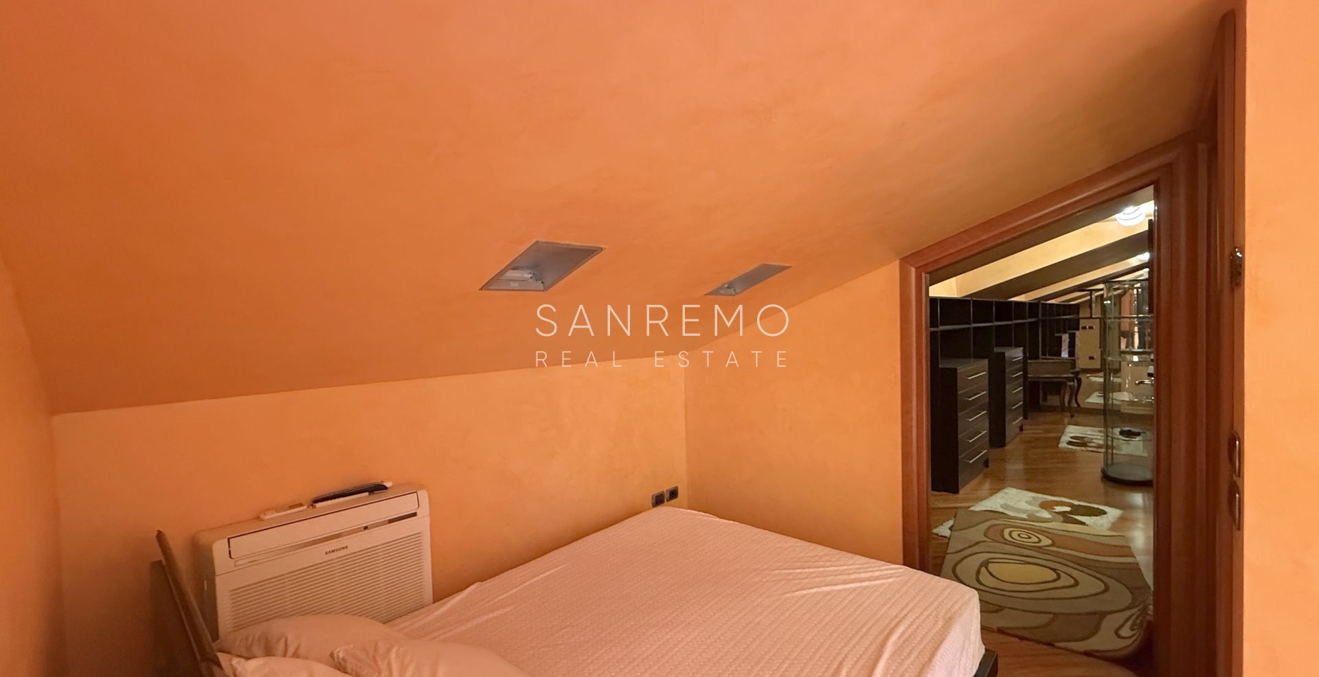 Splendida villa immersa nel verde con piscina e vista mare