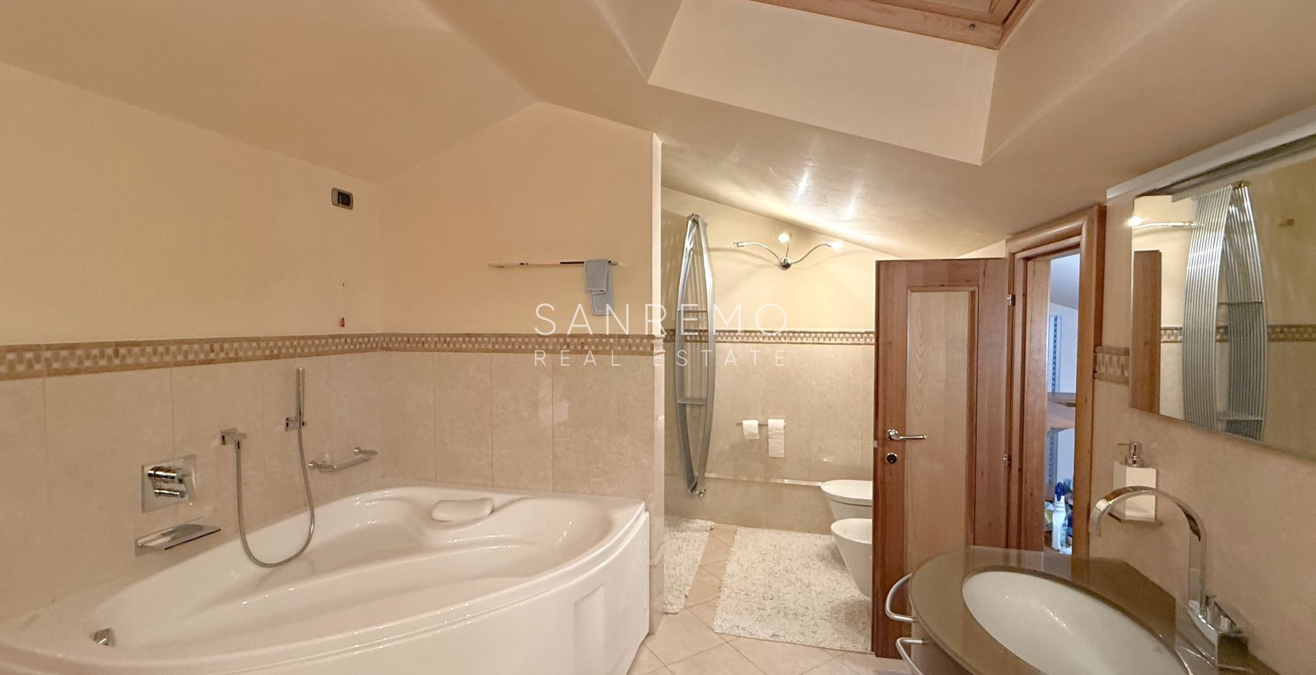 Splendida villa immersa nel verde con piscina e vista mare