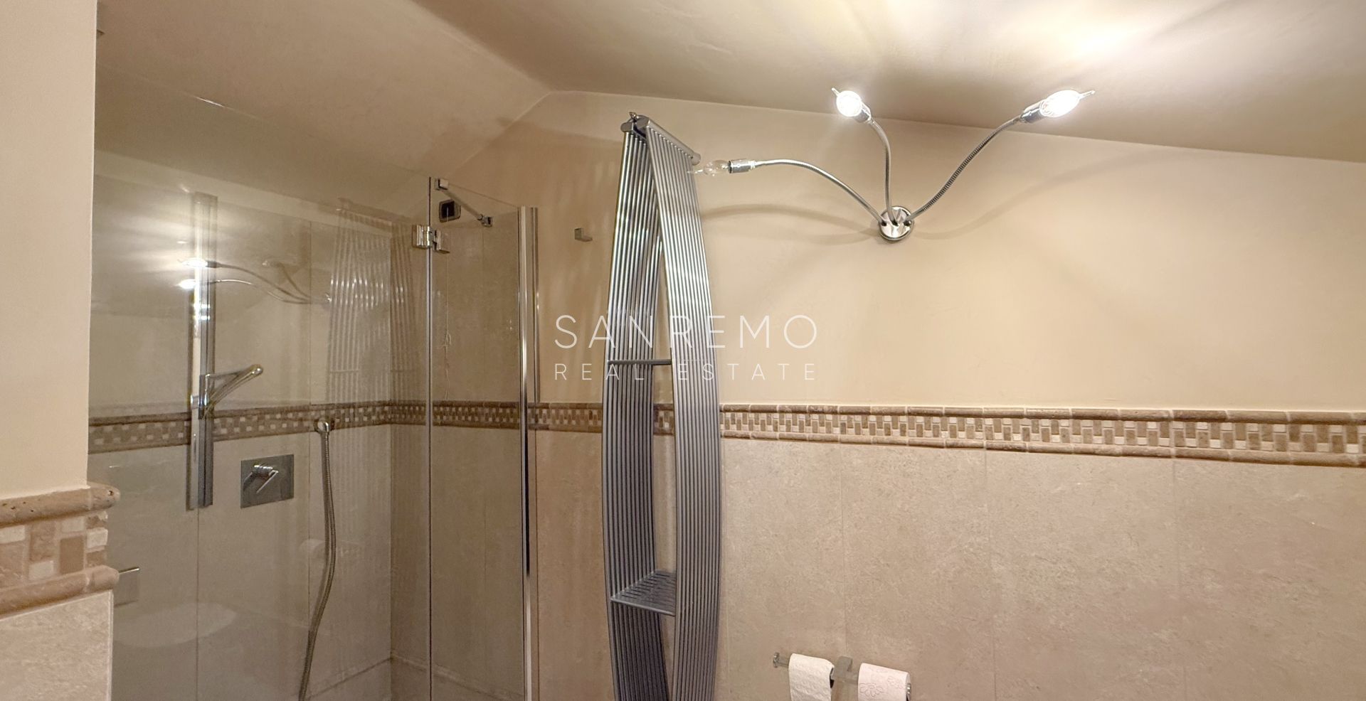 Splendida villa immersa nel verde con piscina e vista mare