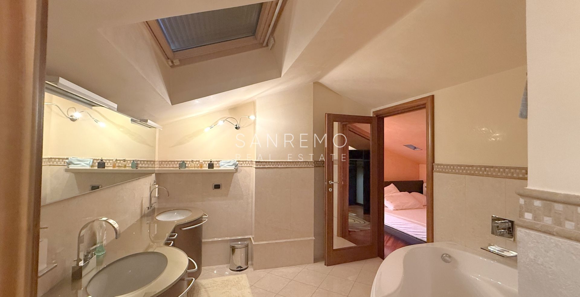 Splendida villa immersa nel verde con piscina e vista mare