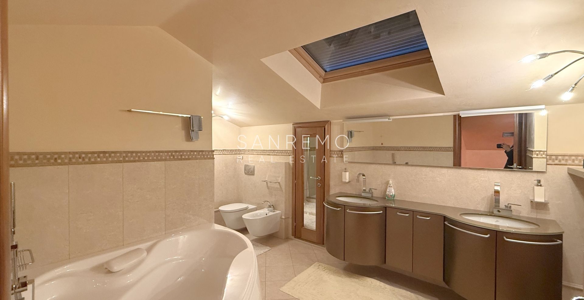Splendida villa immersa nel verde con piscina e vista mare