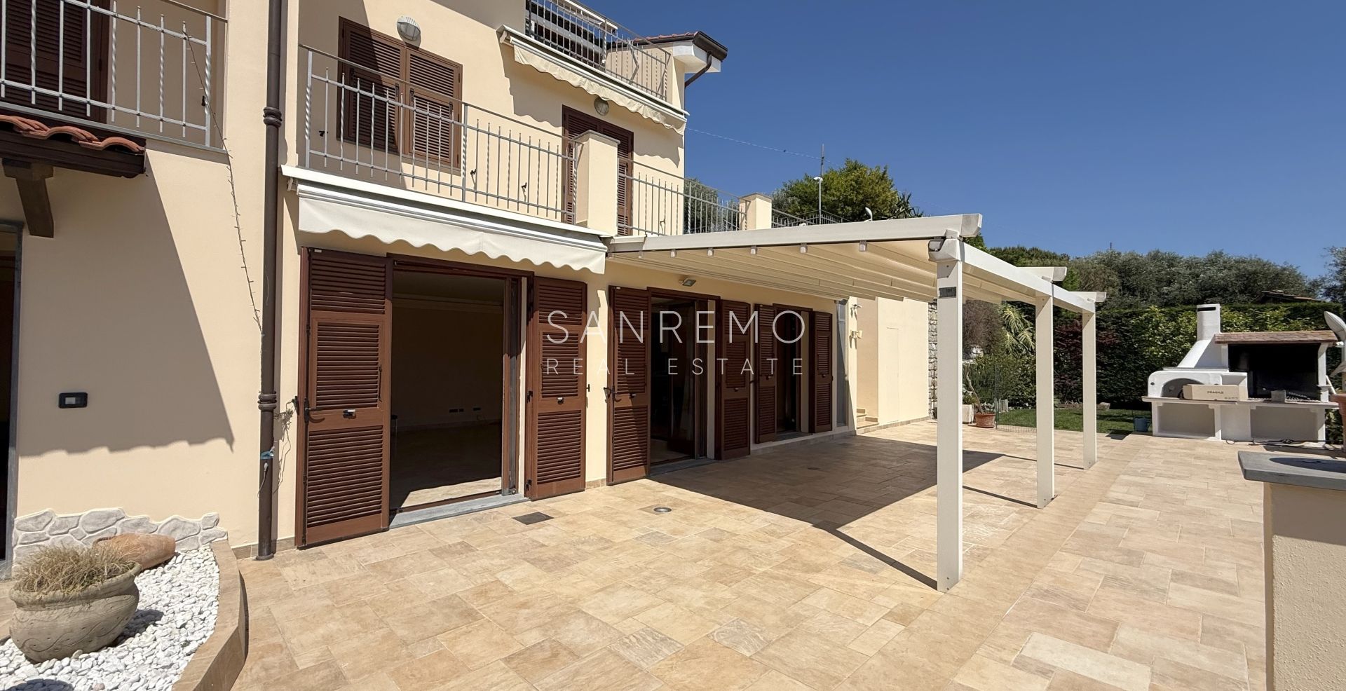 Splendida villa immersa nel verde con piscina e vista mare