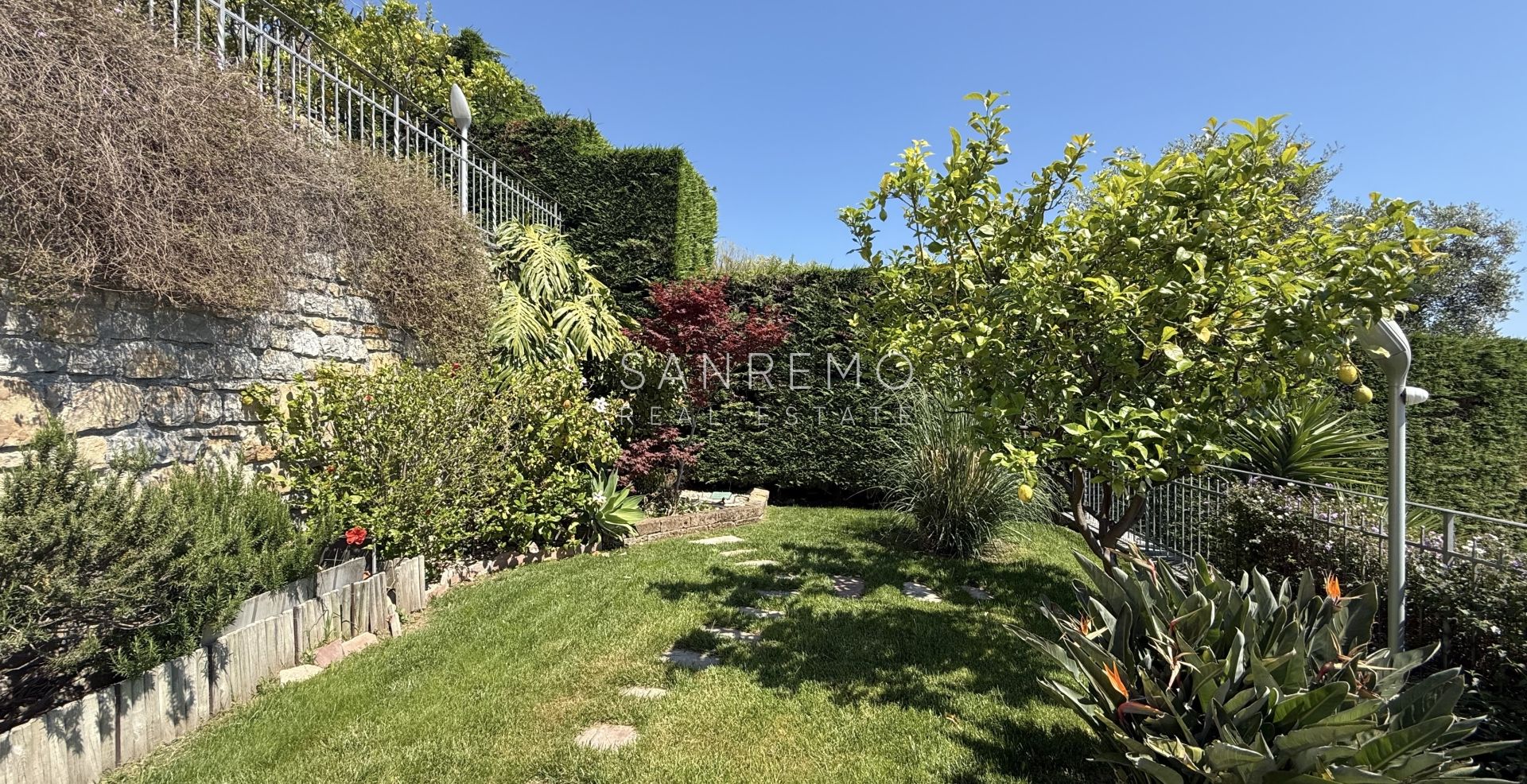 Splendida villa immersa nel verde con piscina e vista mare