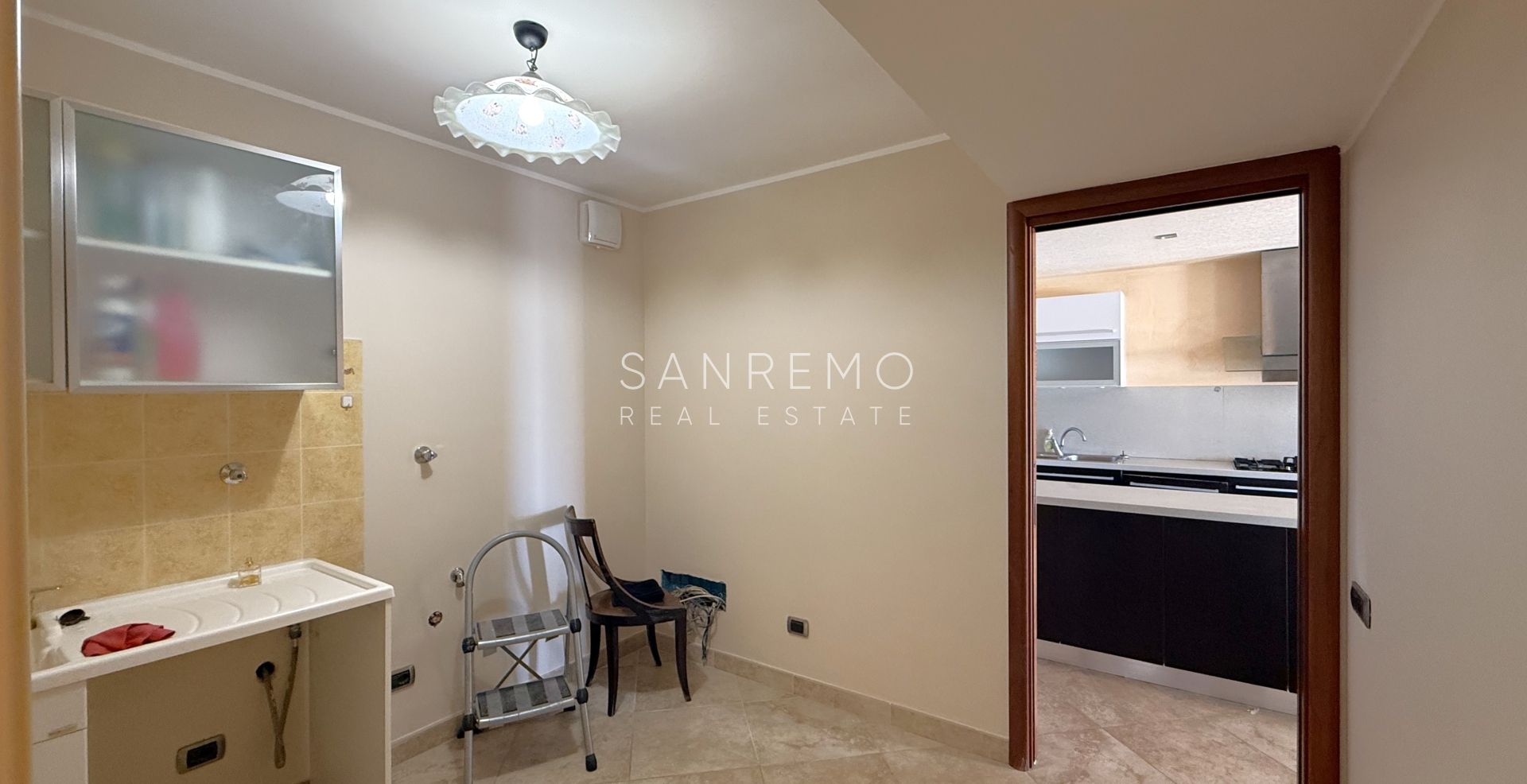 Splendida villa immersa nel verde con piscina e vista mare