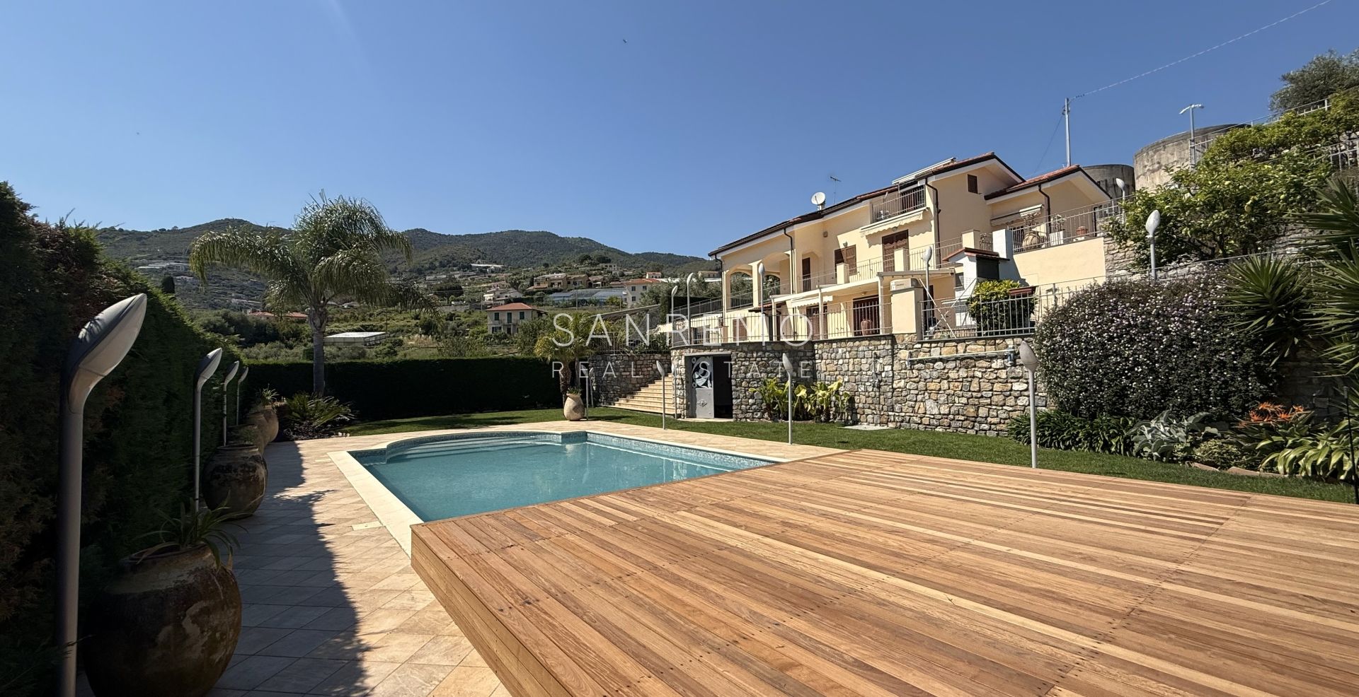 Splendida villa immersa nel verde con piscina e vista mare