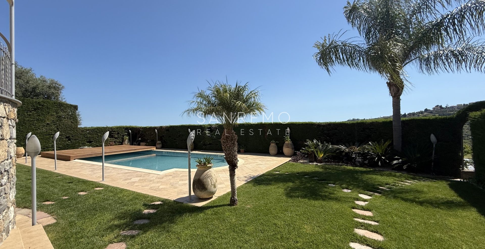 Splendida villa immersa nel verde con piscina e vista mare