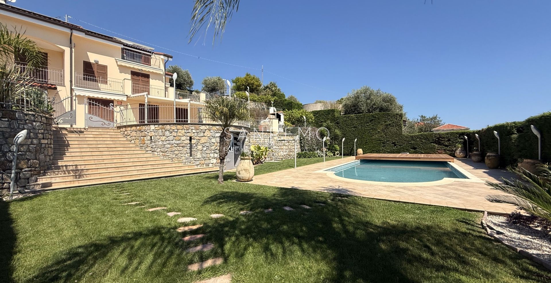 Splendida villa immersa nel verde con piscina e vista mare