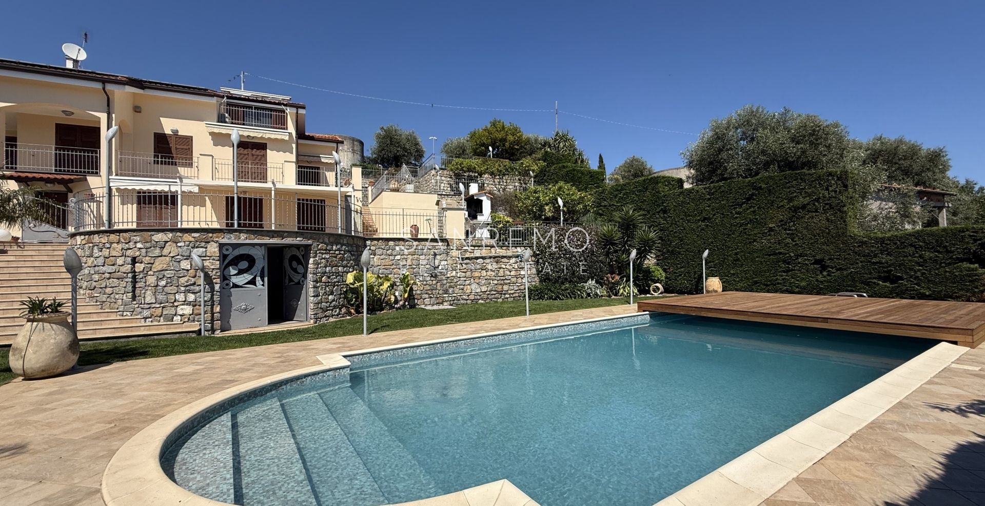 Splendida villa immersa nel verde con piscina e vista mare